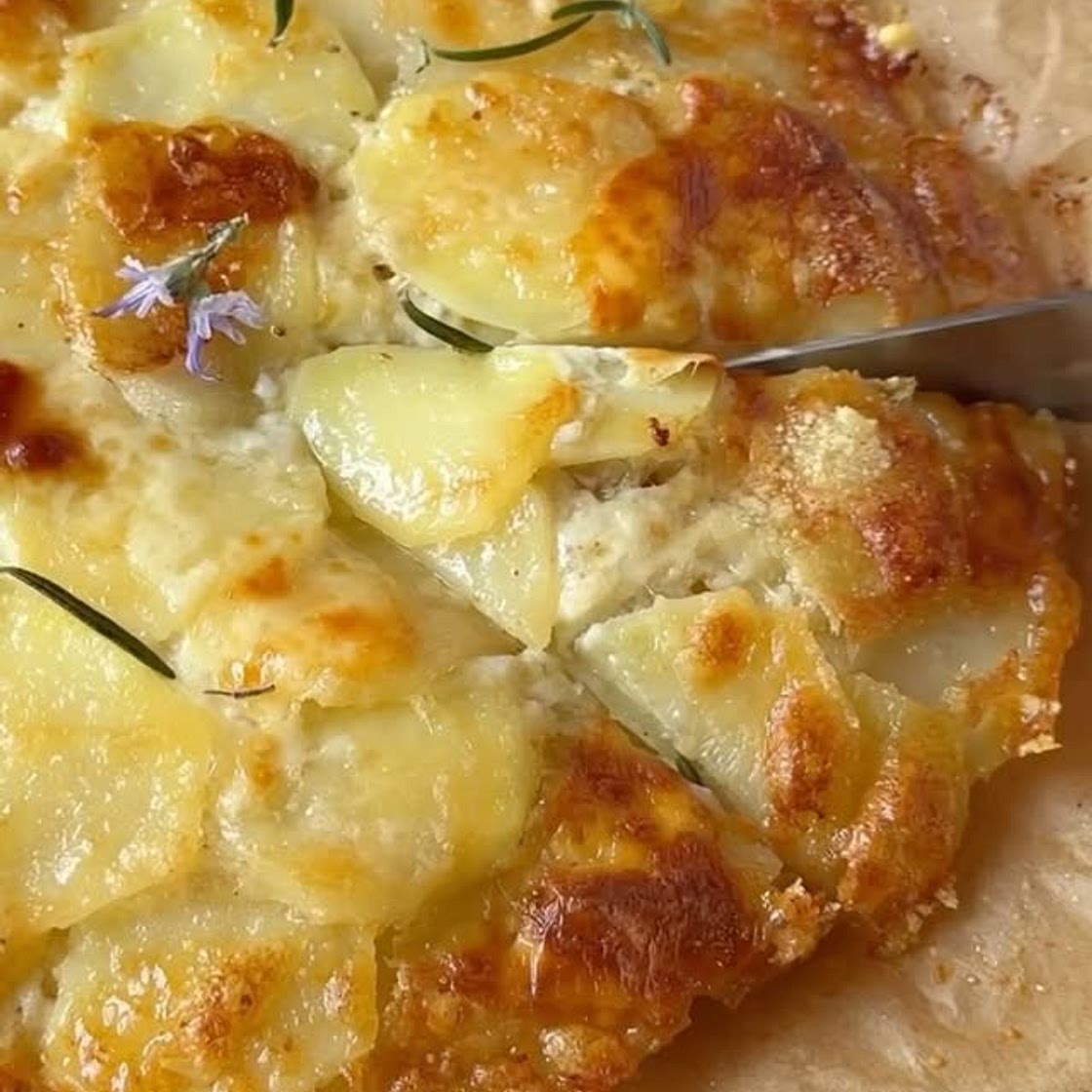 millefoglie salata! ✨ 🥔 Croccante fuori, filante dentro, e pronta in un attimo! Questo è il salva-cena che farà felici grandi e piccini! 😍 💡 Perfetta per quando vuoi qualcosa di buonissimo ma senza passare