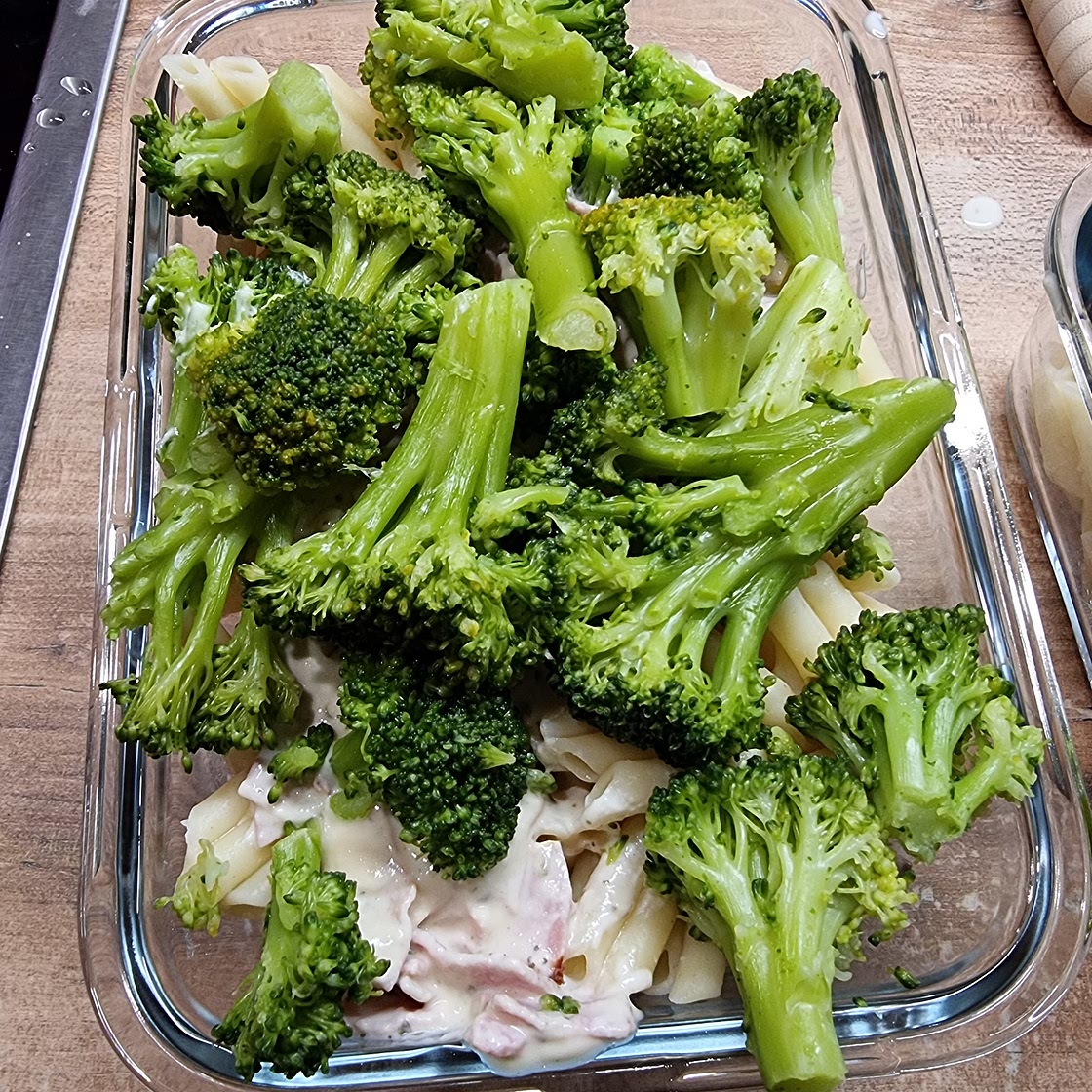 Nudeln mit Schinken, Brokkoli und Käse-Sahne Sauße