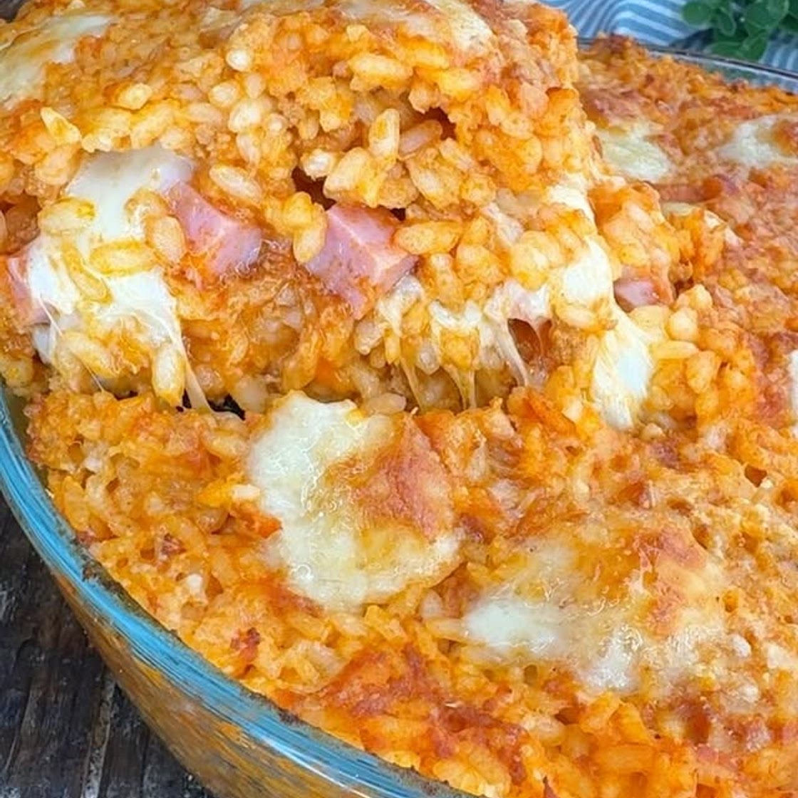 RISO AL FORNO CON RAGÙ 😋: super filante, facilissimo e troppo buono! Per 4: 400 di riso carnaroli 500 g circa di ragù oppure salsa semplice di pomodoro 3 cucchiai di Grana Padano 120 g di provola, mozzarella o scamorza 100 g di prosciutto cotto, a fette o
