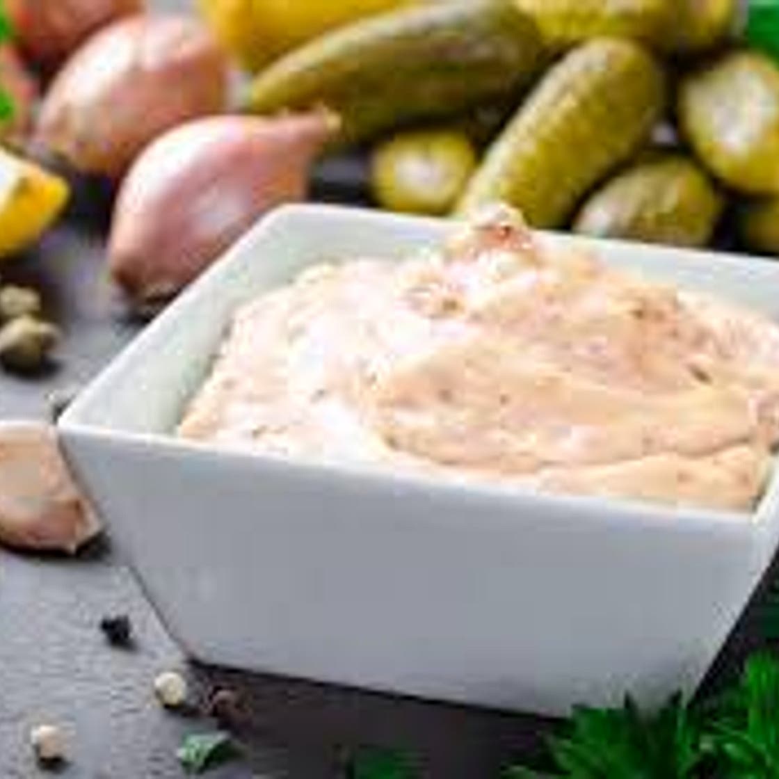 Sandwich au steak, oignons caramélisés et sauce maison pour le sandwich