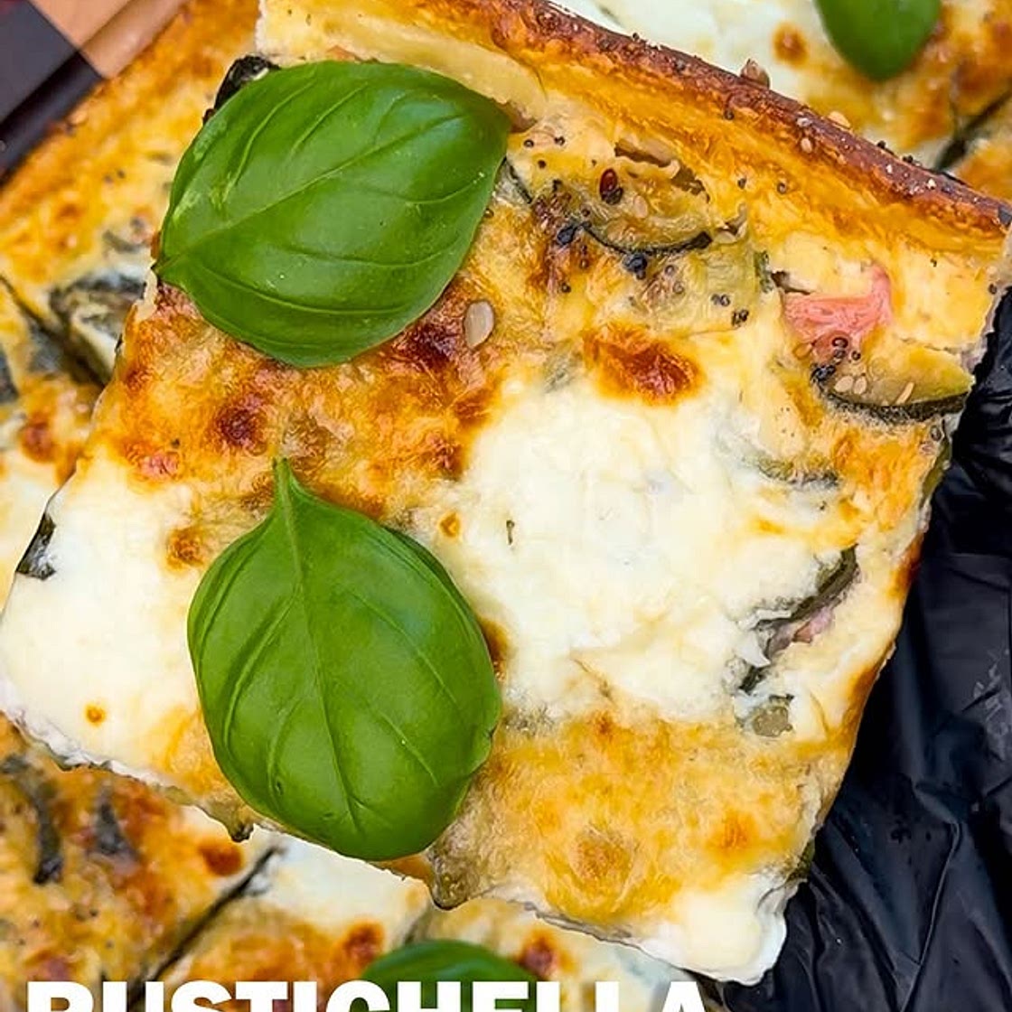 🥒 RUSTICHELLA ZUCCHINE &amp; PROSCIUTTO 5 INGREDIENTI cremosissima 😋 Pronta in 20 minuti! Questa torta salata ti farà impazzire! È facilissima, super GOLOSA, e rappresenta un pasto completo fuori dalle righe! In 15 minuti il pranzo o la cena (ma anche l’