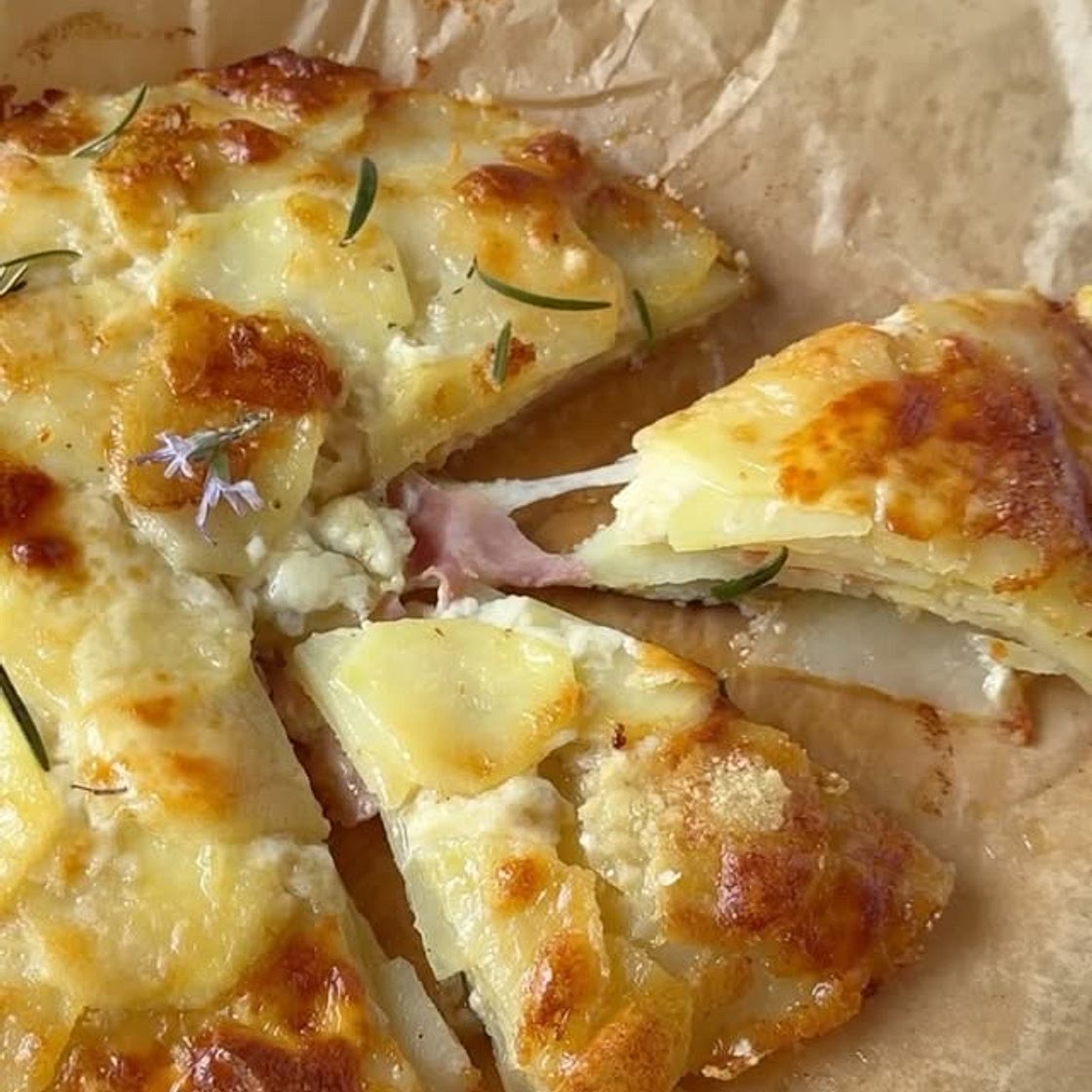millefoglie salata! ✨ 🥔 Croccante fuori, filante dentro, e pronta in un attimo! Questo è il salva-cena che farà felici grandi e piccini! 😍 💡 Perfetta per quando vuoi qualcosa di buonissimo ma senza passare