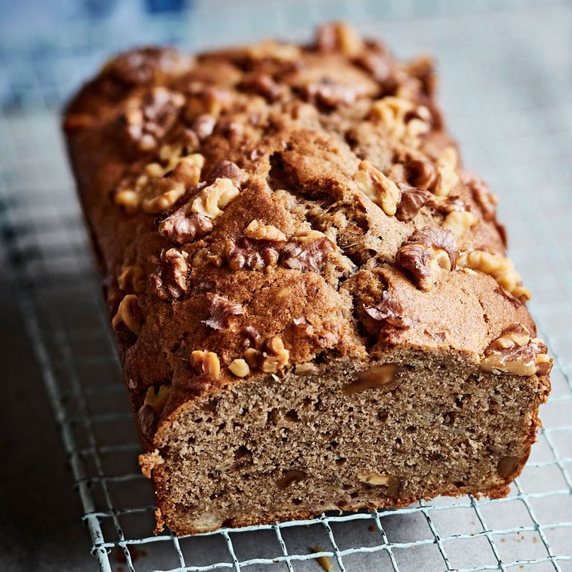 Banana and walnut loaf cake