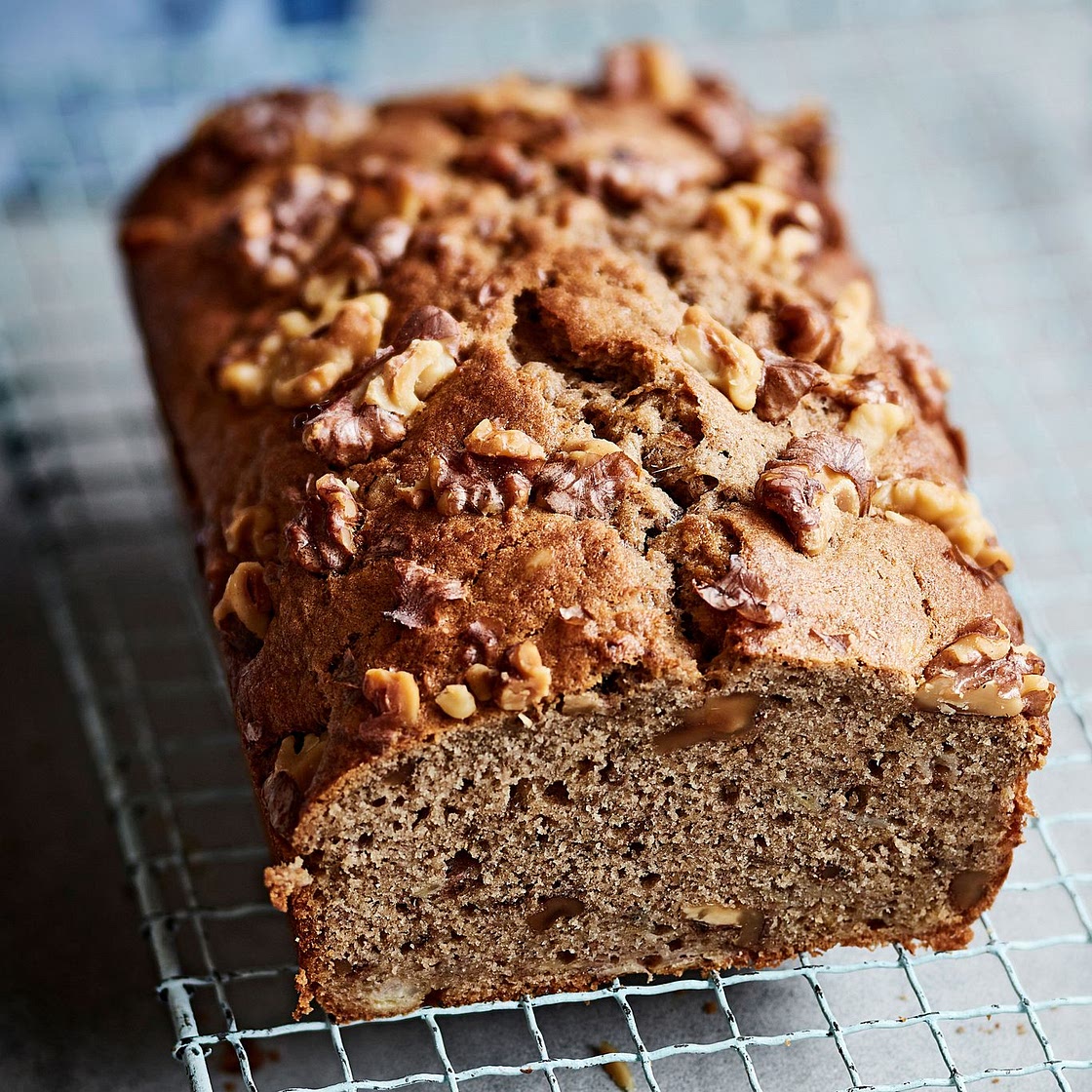 Banana and walnut loaf cake