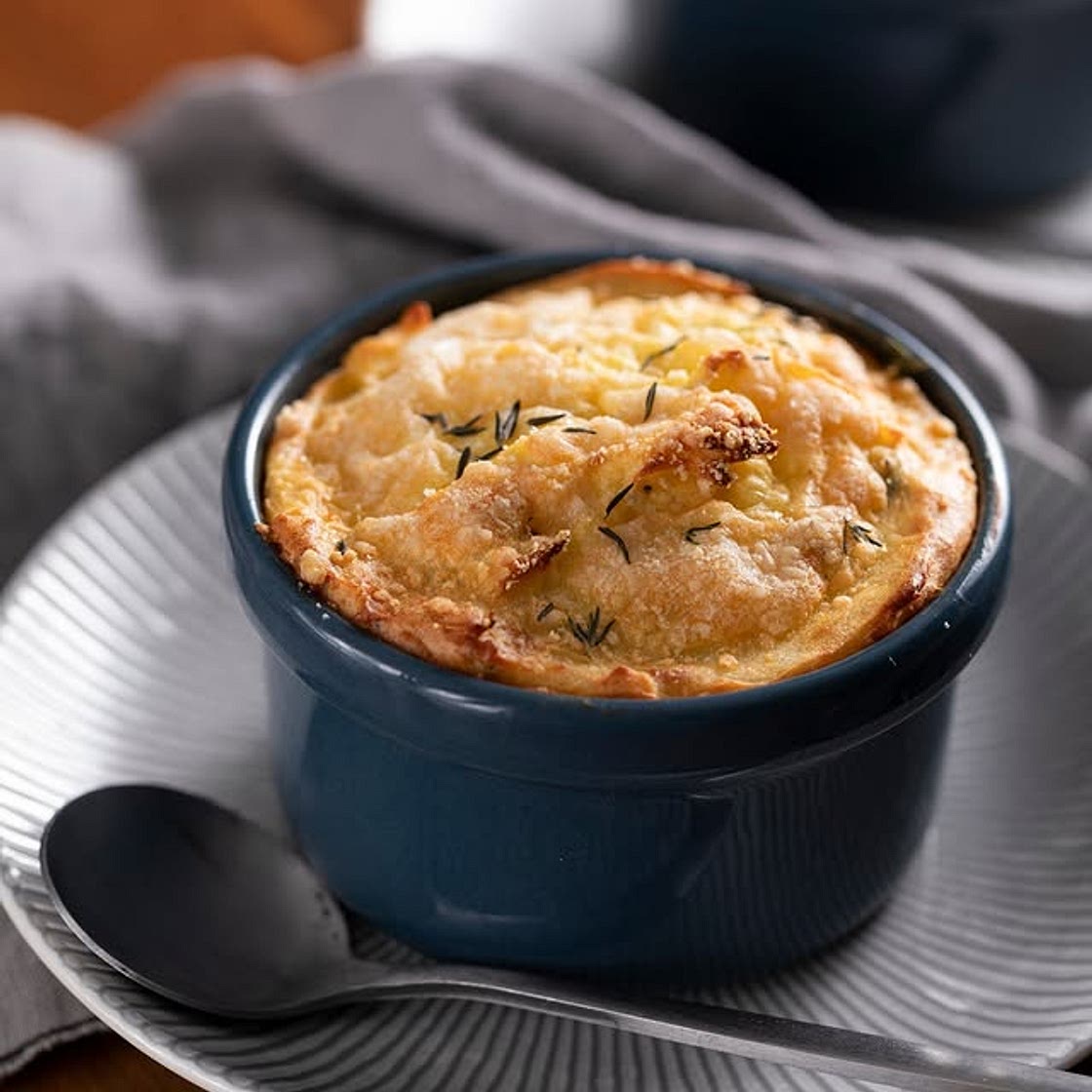 Tortino di patate ripieni di formaggio filante e prosciutto... una vera delizia🌟🌲 Ingredienti per 4 persone: 400 g di patate 100 g di formaggio (Emmental o Gruyère) 100g di prosciutto cotto o 4 fette 2 uova 50 ml di panna fresca 20g di burro o q.b. per i