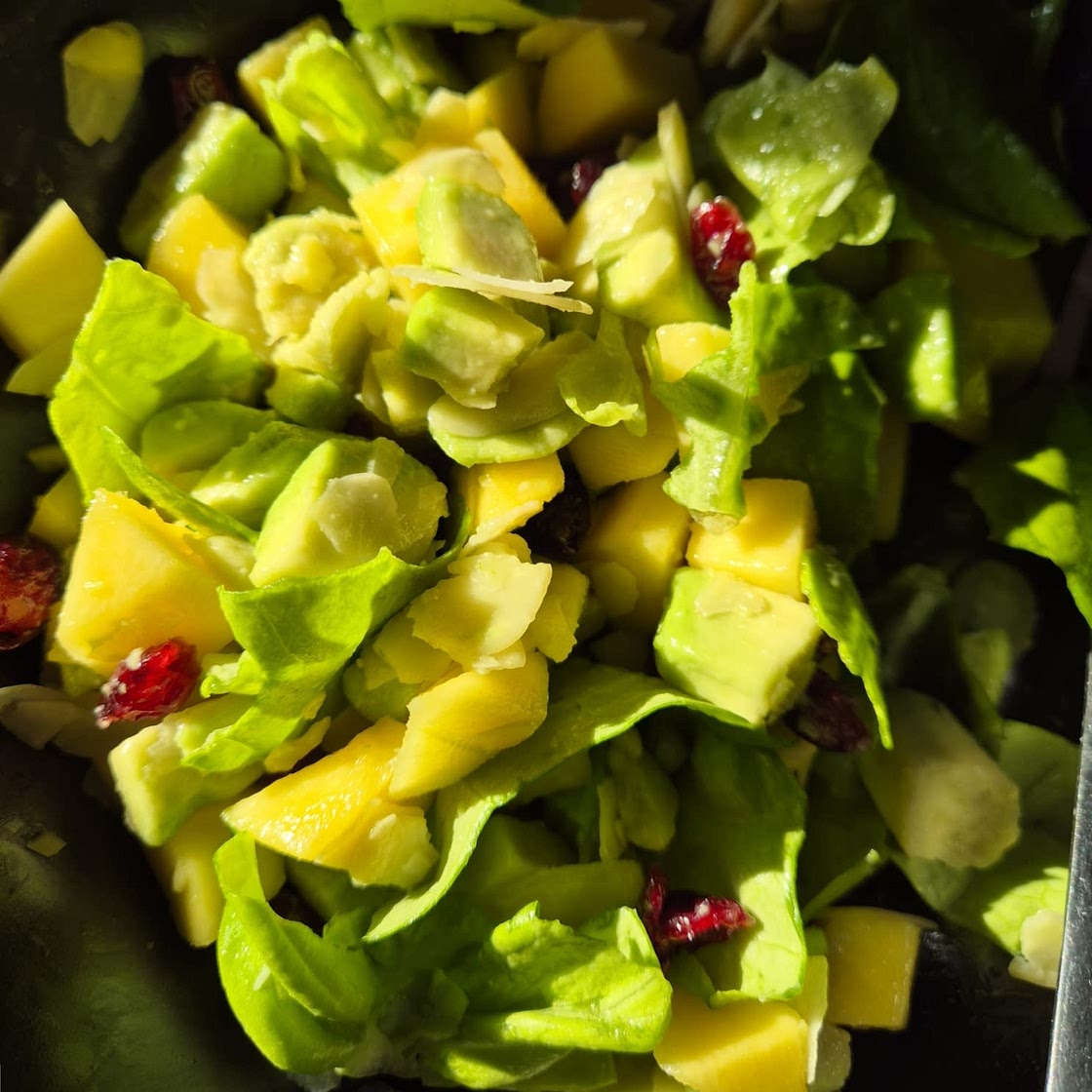 Lettuce, avocado and mango salad