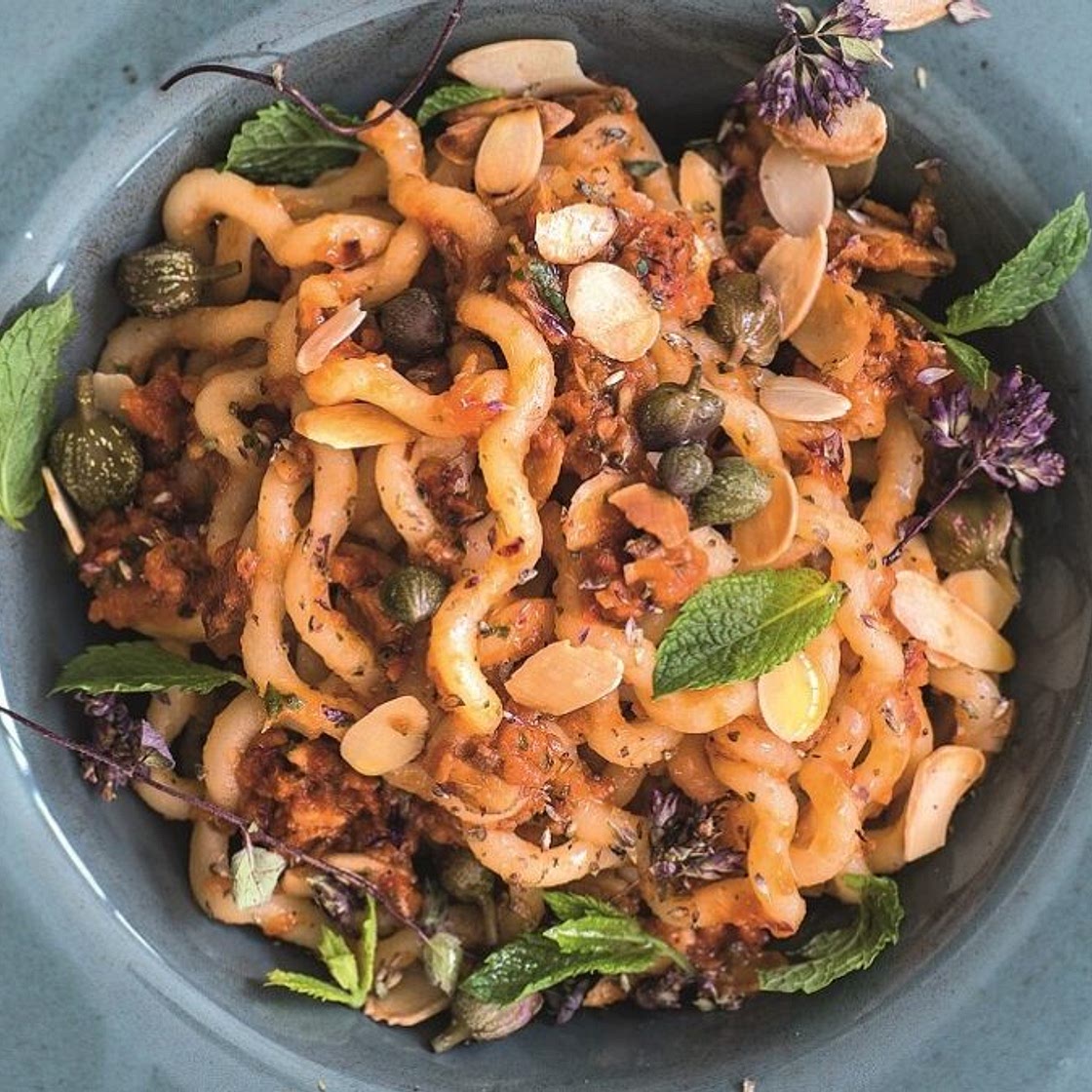 Fusilli lunghi bucati con il pesto di pomodori secchi