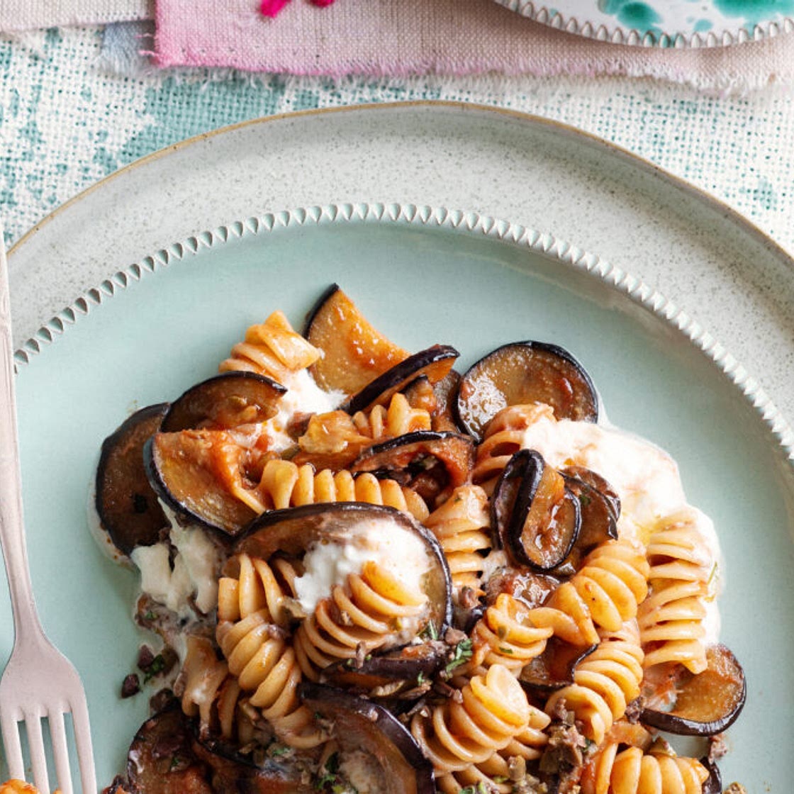Fusilloni con melanzane, salsa di pomodoro, olive, stracciatella