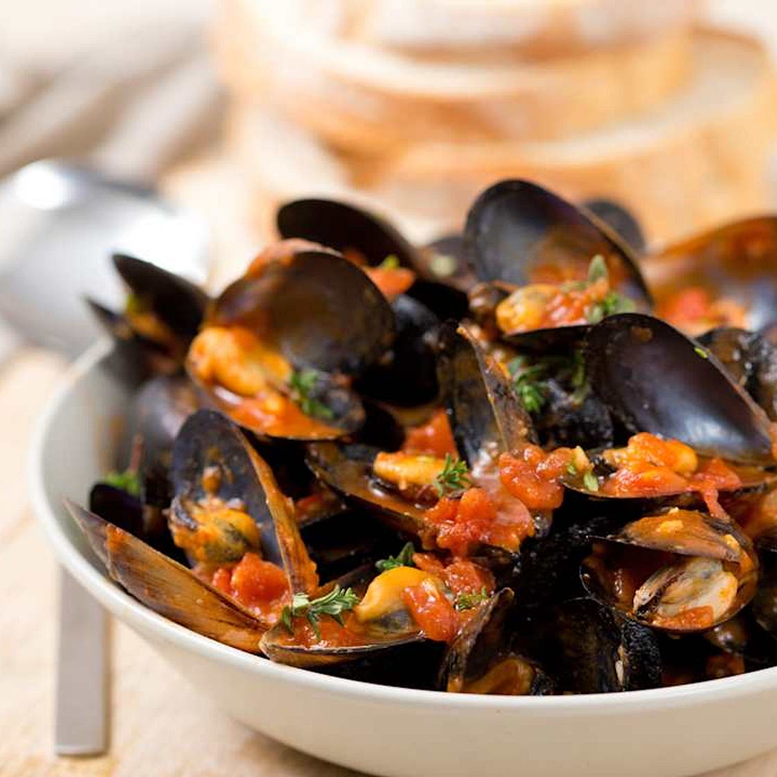 Chilli mussels with thyme and tomatoes