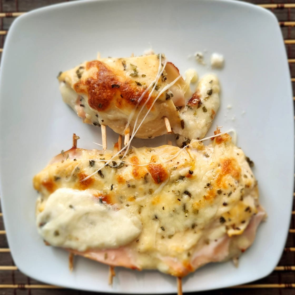 Enrollados de pollo rellenos de jamón y mozzarella rallada (al horno con caldo)