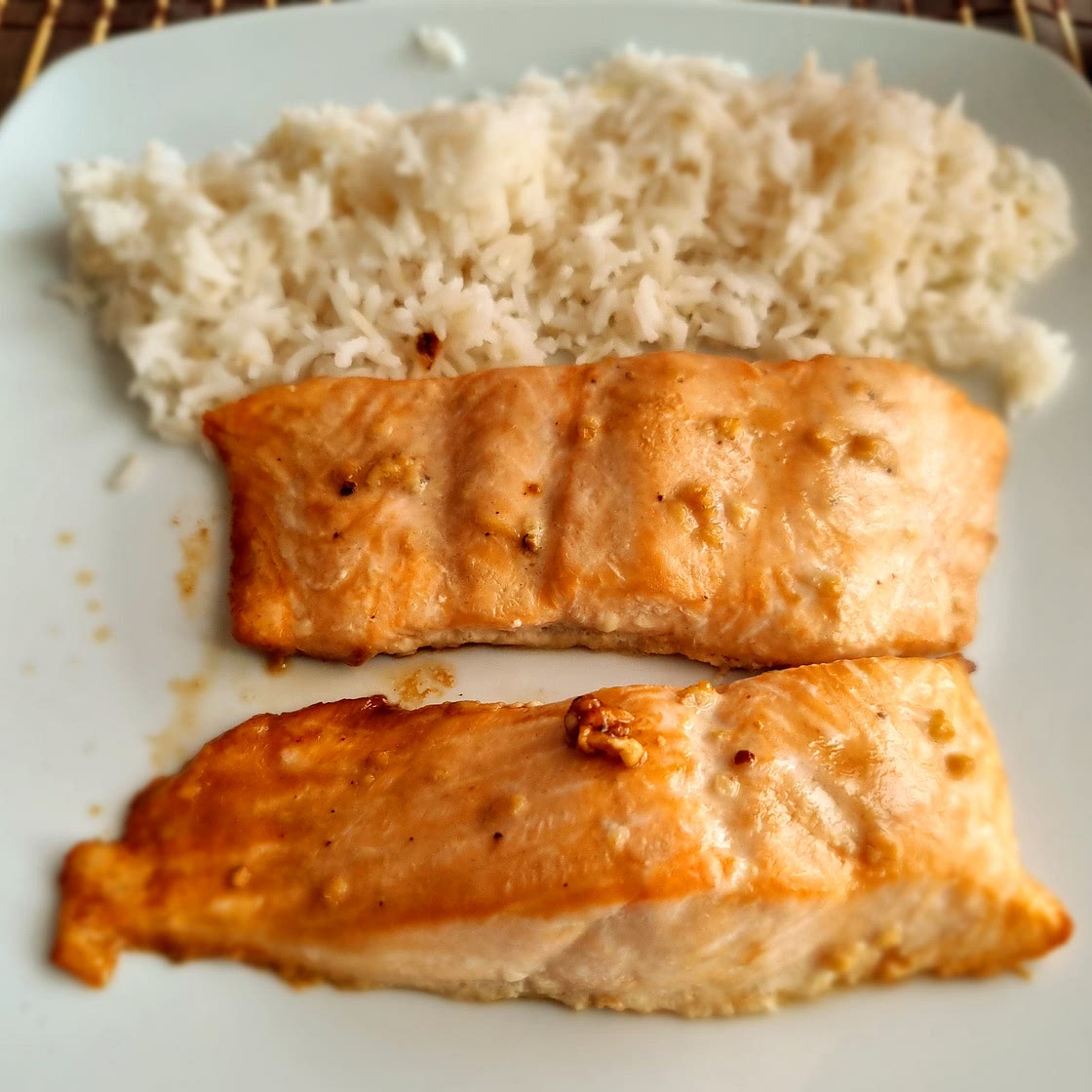 Salmón al horno marinado con arroz y anacardos
