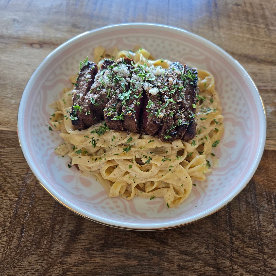Pasta alfredo met biefstuk