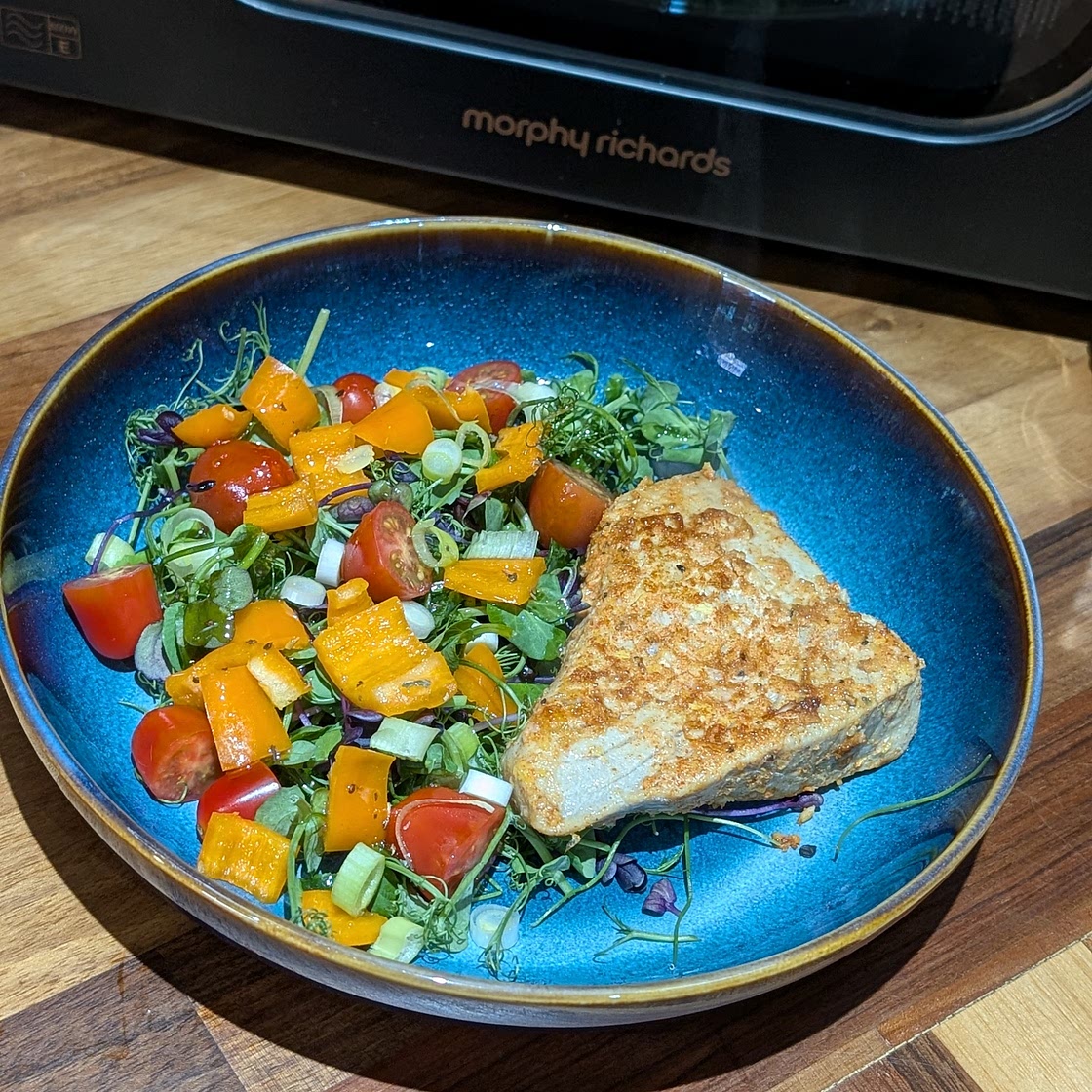 🌿 Seared Tuna Steaks with Pea Shoot Salad, Sweet Peppers & Baby Plum Tomatoes
