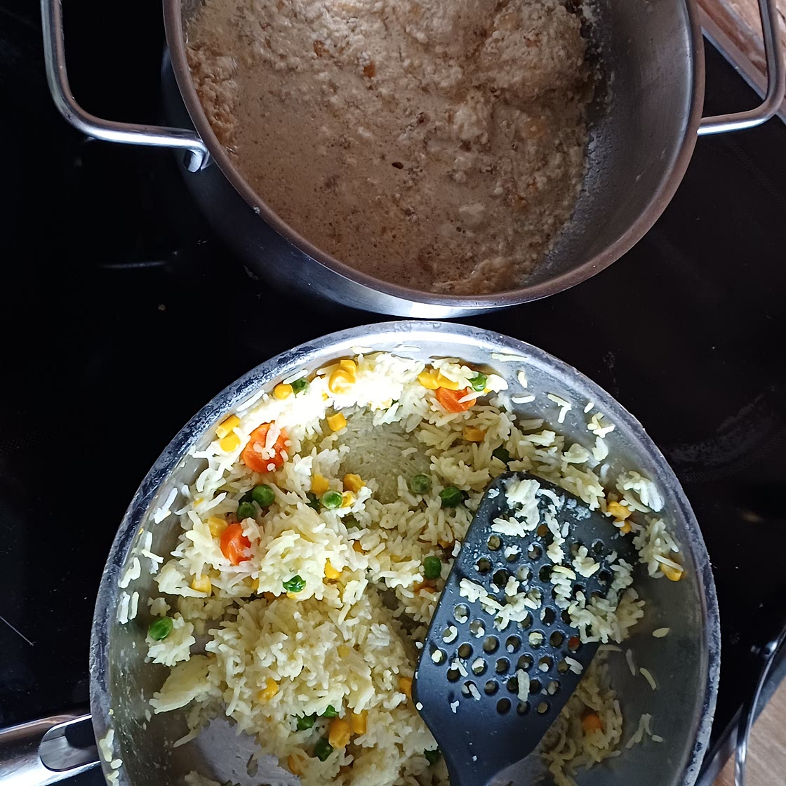 Рис и куриные шарики в соусе