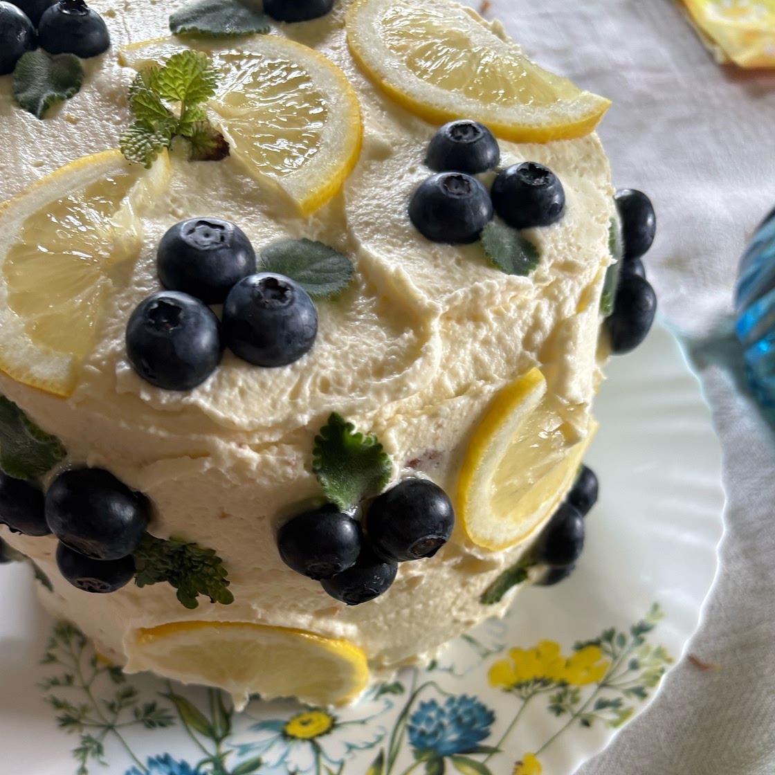 Lemon Cake w/ Lemon Curd and Mascarpone Whipped cream 🍋
