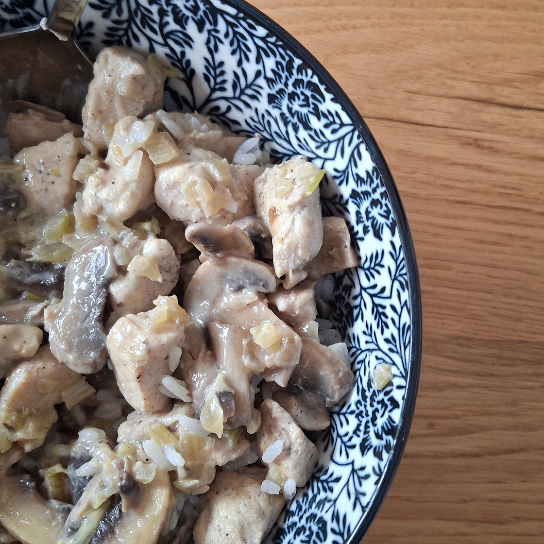 Pollo con salsa cremosa de apio y setas (champiñones)