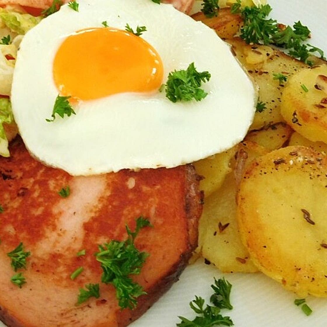 Bratkartoffeln mit Leberkäse und Salat