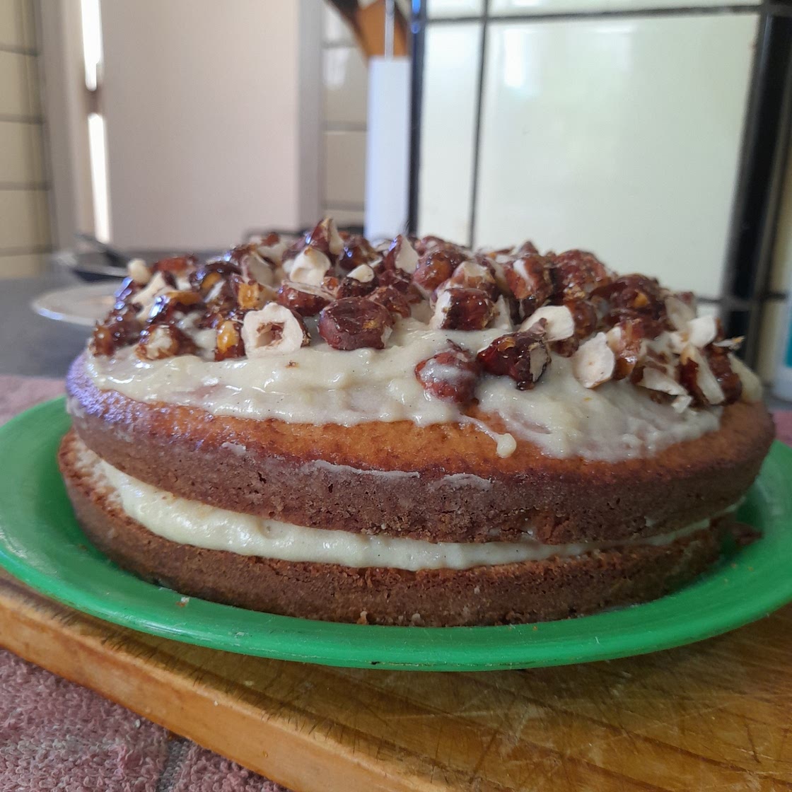 Bizcochuelo de Limón y Nuez Moscada con Crema de Jazmín y Avellanas Caramelizadas