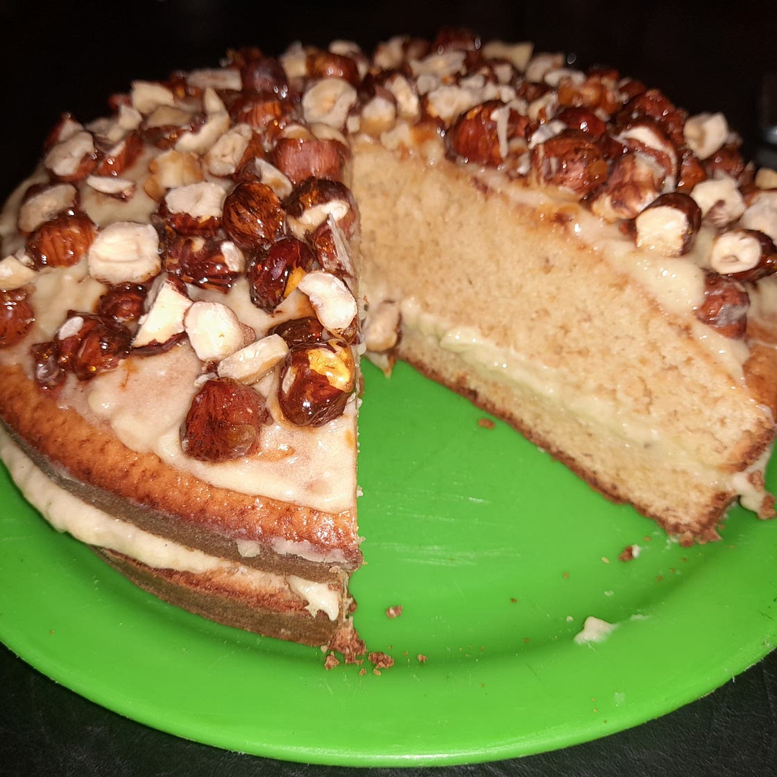 Bizcochuelo de Limón y Nuez Moscada con Crema de Jazmín y Avellanas Caramelizadas