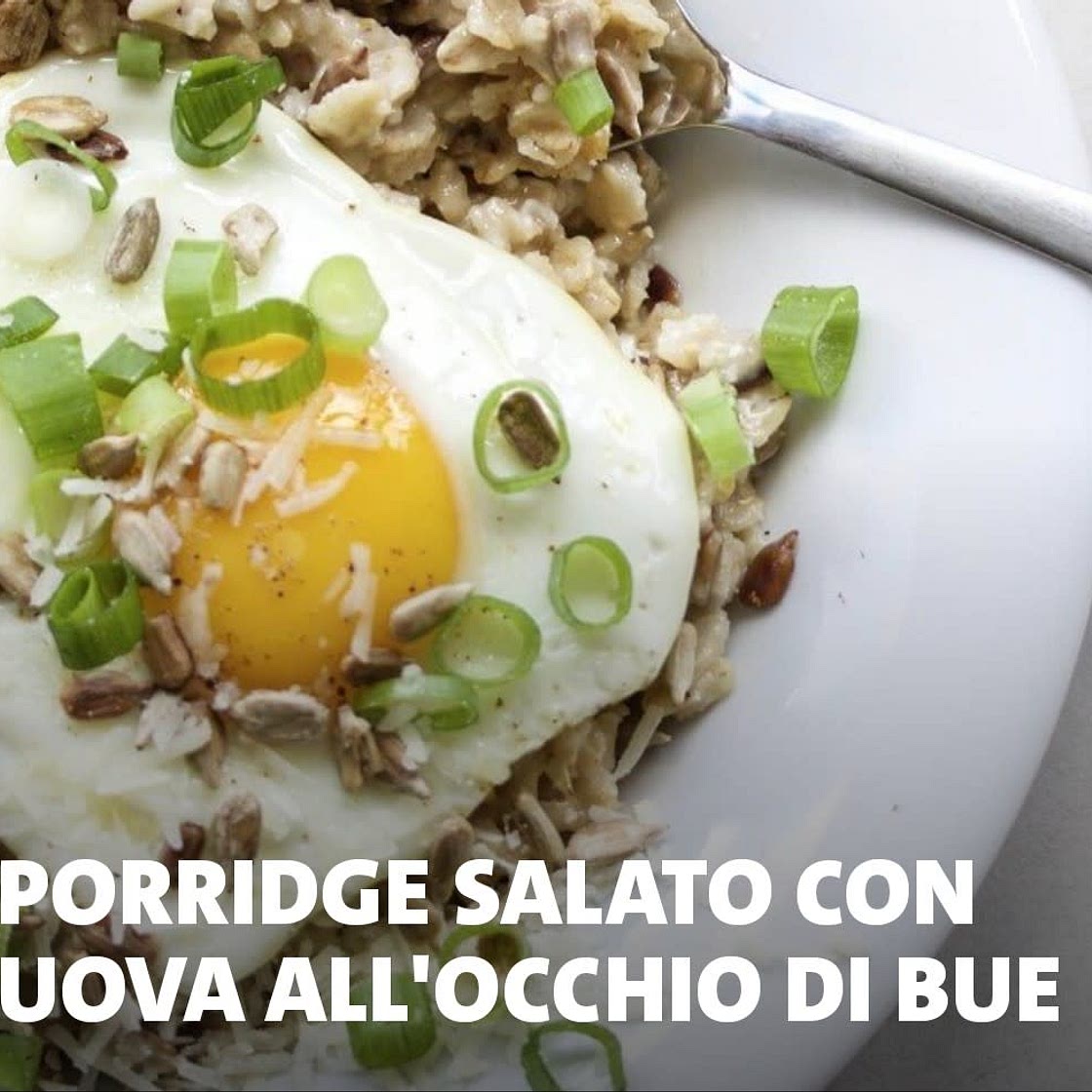Porridge salato con uova all'occhio di bue