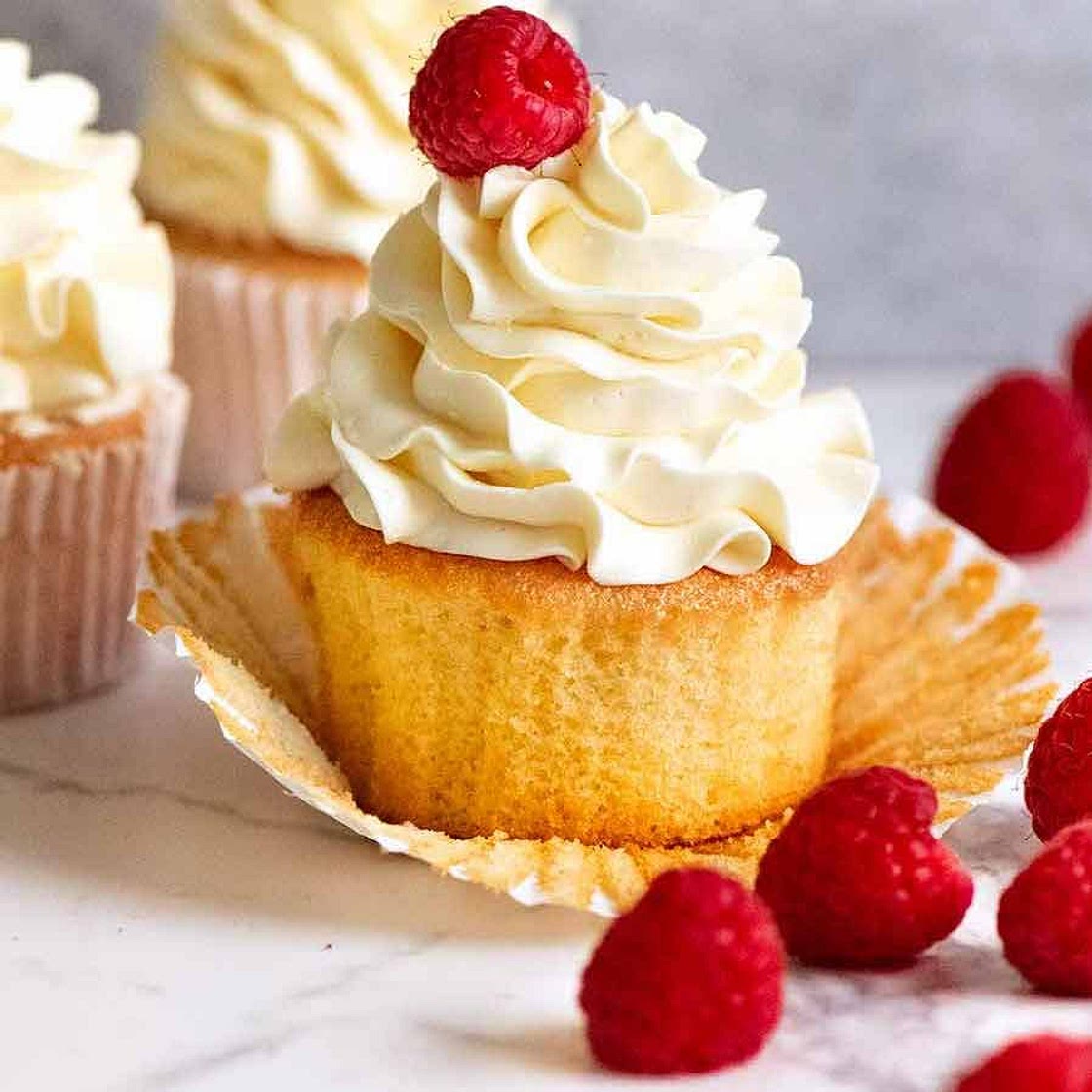 Vanilla Cupcakes - stays moist 4 days!!