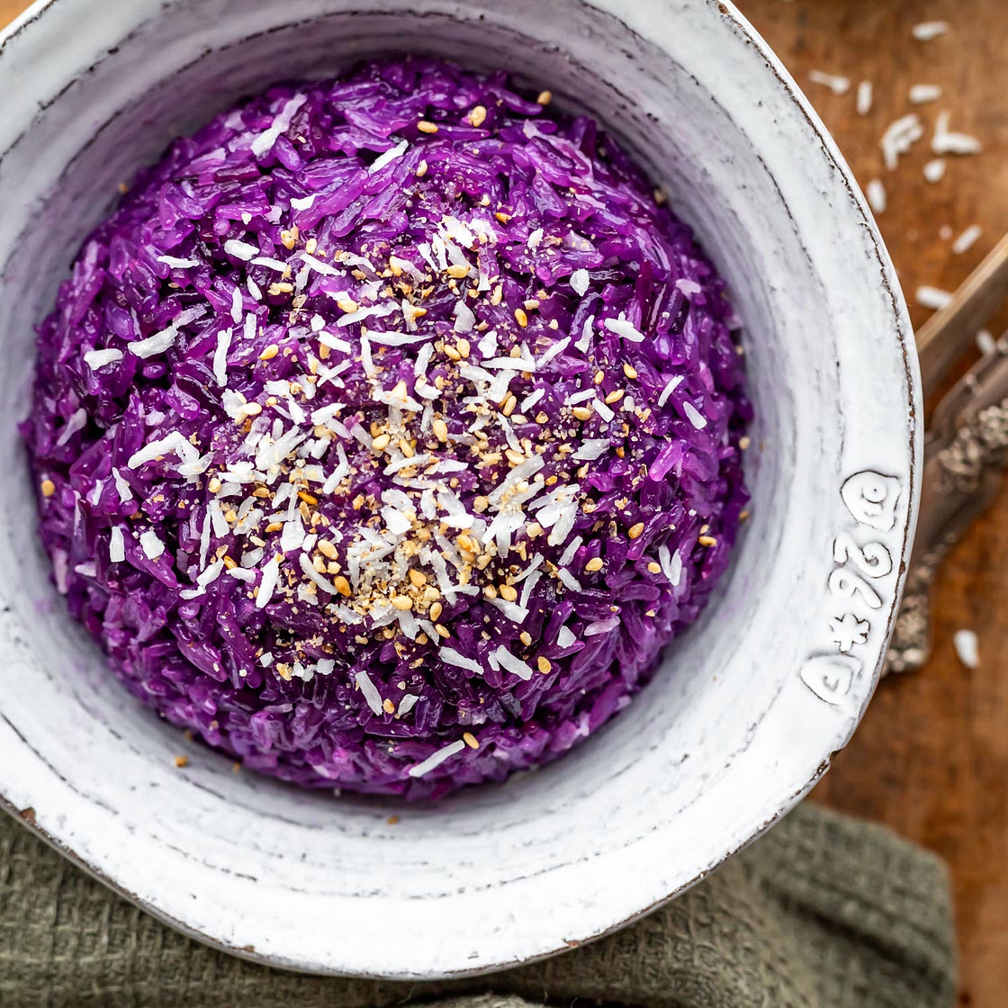 Xoi Ube (Vietnamese Purple Sticky Rice with Ube)