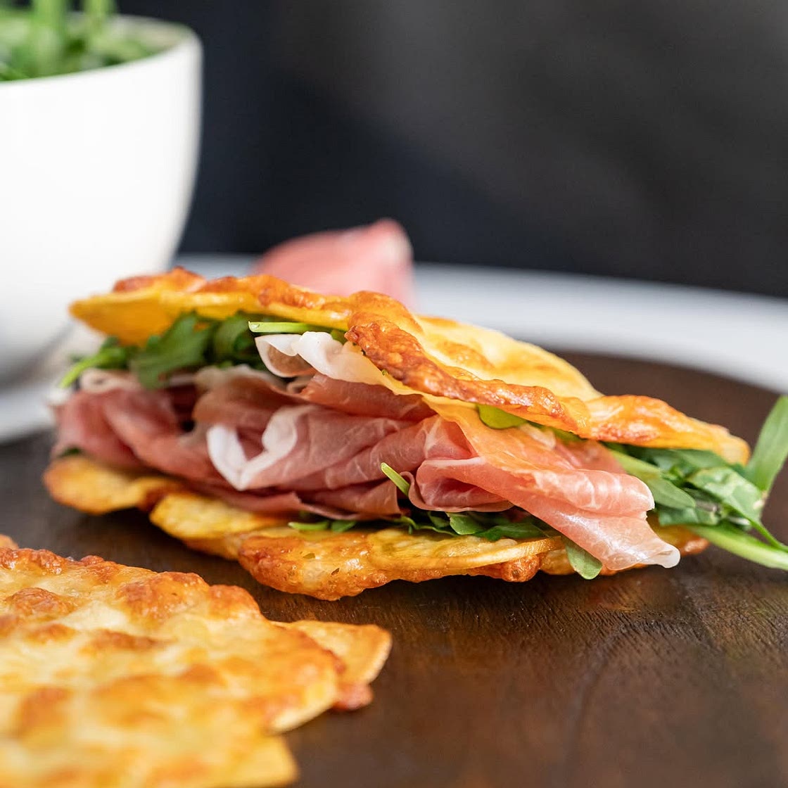 tacos di patate! 🥔 INGREDIENTI: 2 patate medie Olio extravergine di oliva Sale  300 g di mozzarella  PROCEDIMENTO  Affettate le patate con la mandolina a uno spessore di 1-2 mm e disponetele in tegli