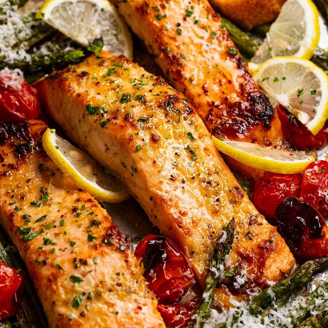 Lemon garlic salmon tray bake - easy & healthy!