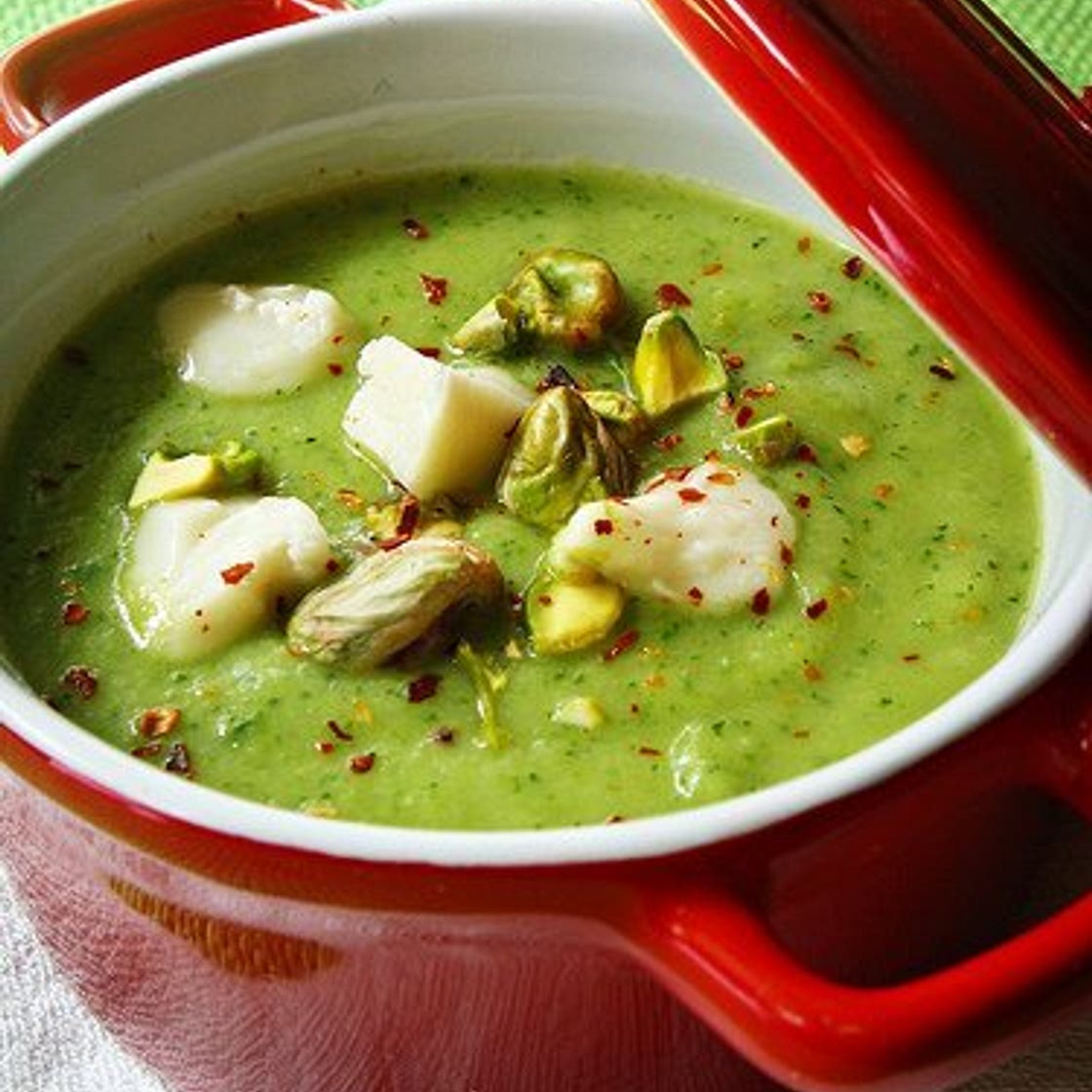 Vellutata di zucchine con pistacchi e gorgonzola