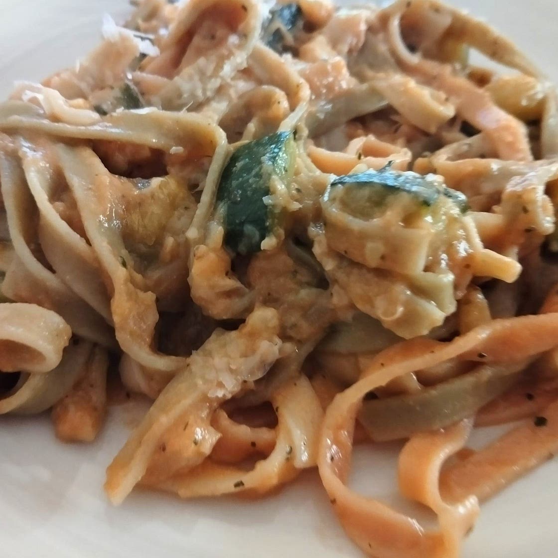 Pasta con calabacín y salsa rosa de yogur