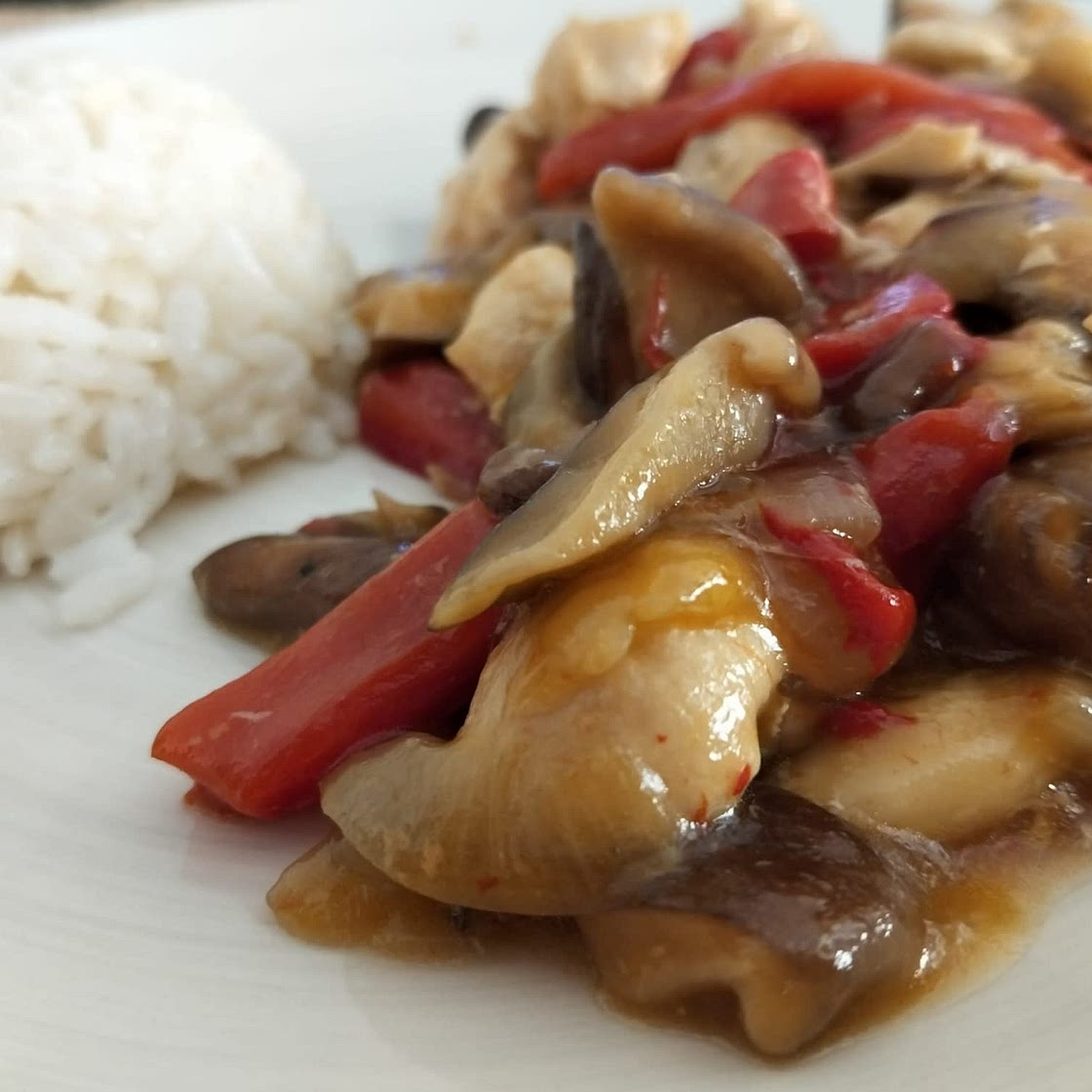 Pavo con setas y almendras