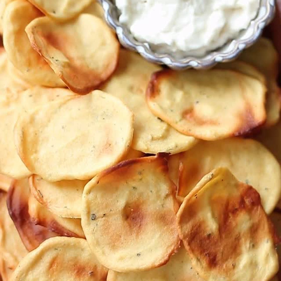 CHIPS di CECI uno snack facilissimo, pronto in 5 minuti e super croccante! Sono perfette da preparare per un aperitivo in casa o anche come snack da portare in giro 😊 ✅Salva il Reel delle CHIPS di CECI, per averlo sempre a portata di mano 😊 INGREDIENTI: