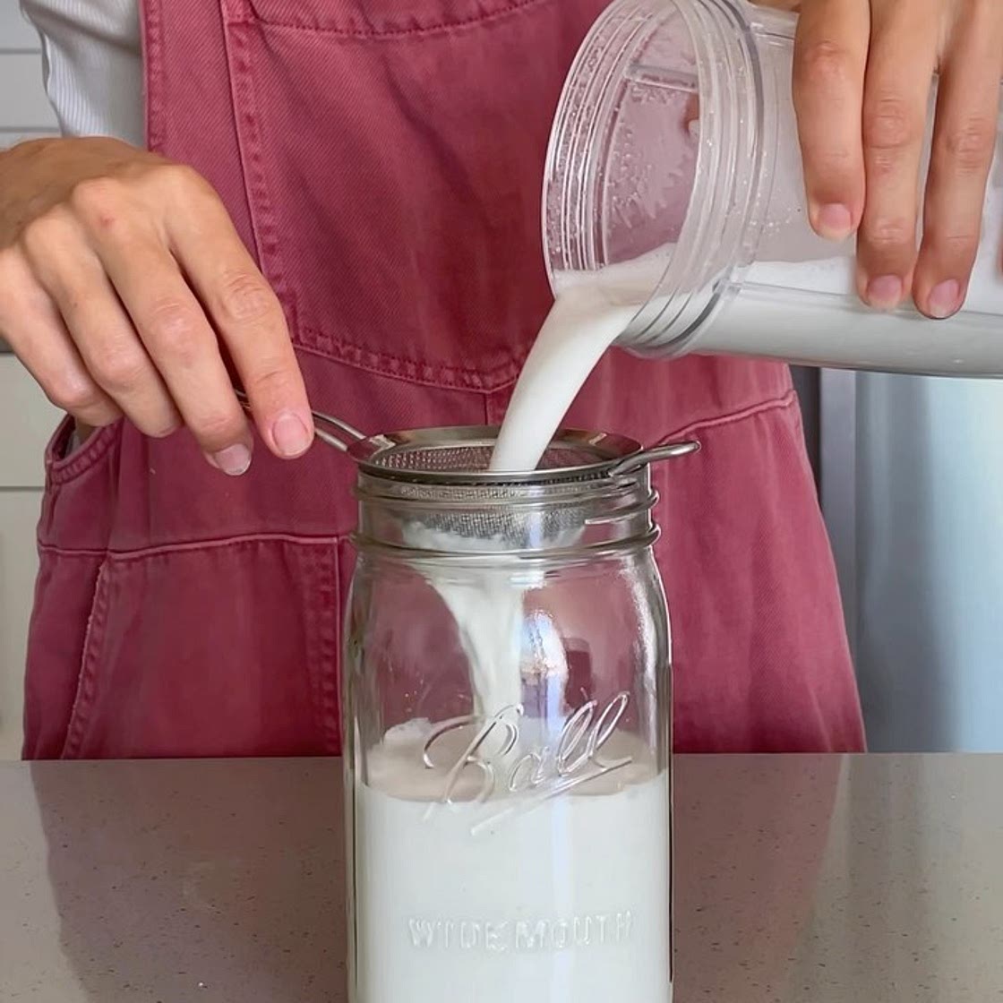 HOMEMADE HEMP MILK 🥛🤍 in seconds! so easy and no unnecessary additives you can’t pronounce 🚫 • INGREDIENTS • 1/2 cup hemps seeds 1 tsp maple syrup (or 1 pitted date) 3.5 cups water • METHOD • Add everything into a blender and blend for 1 minute. Strain