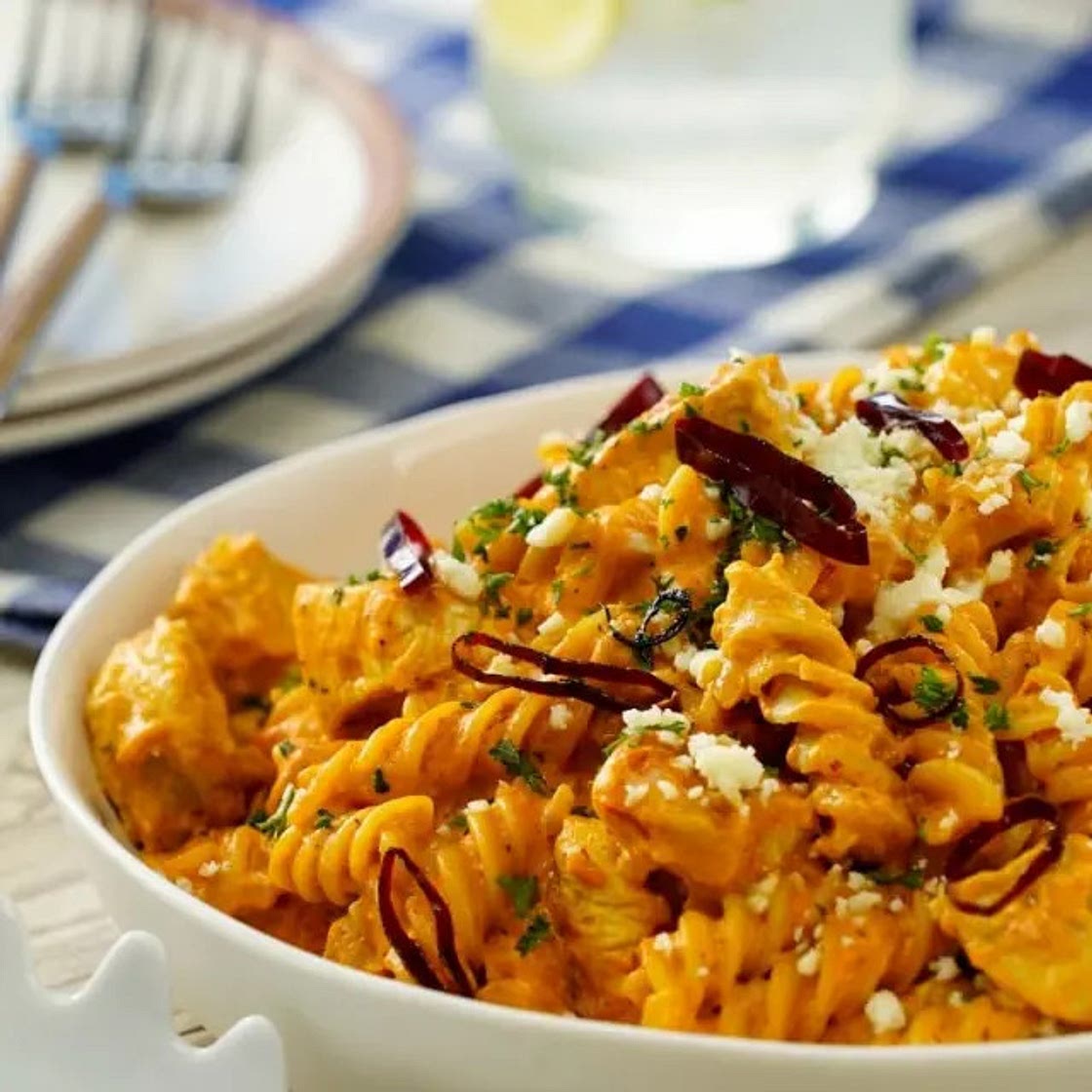 Pasta con Pollo en Salsa de Guajillo