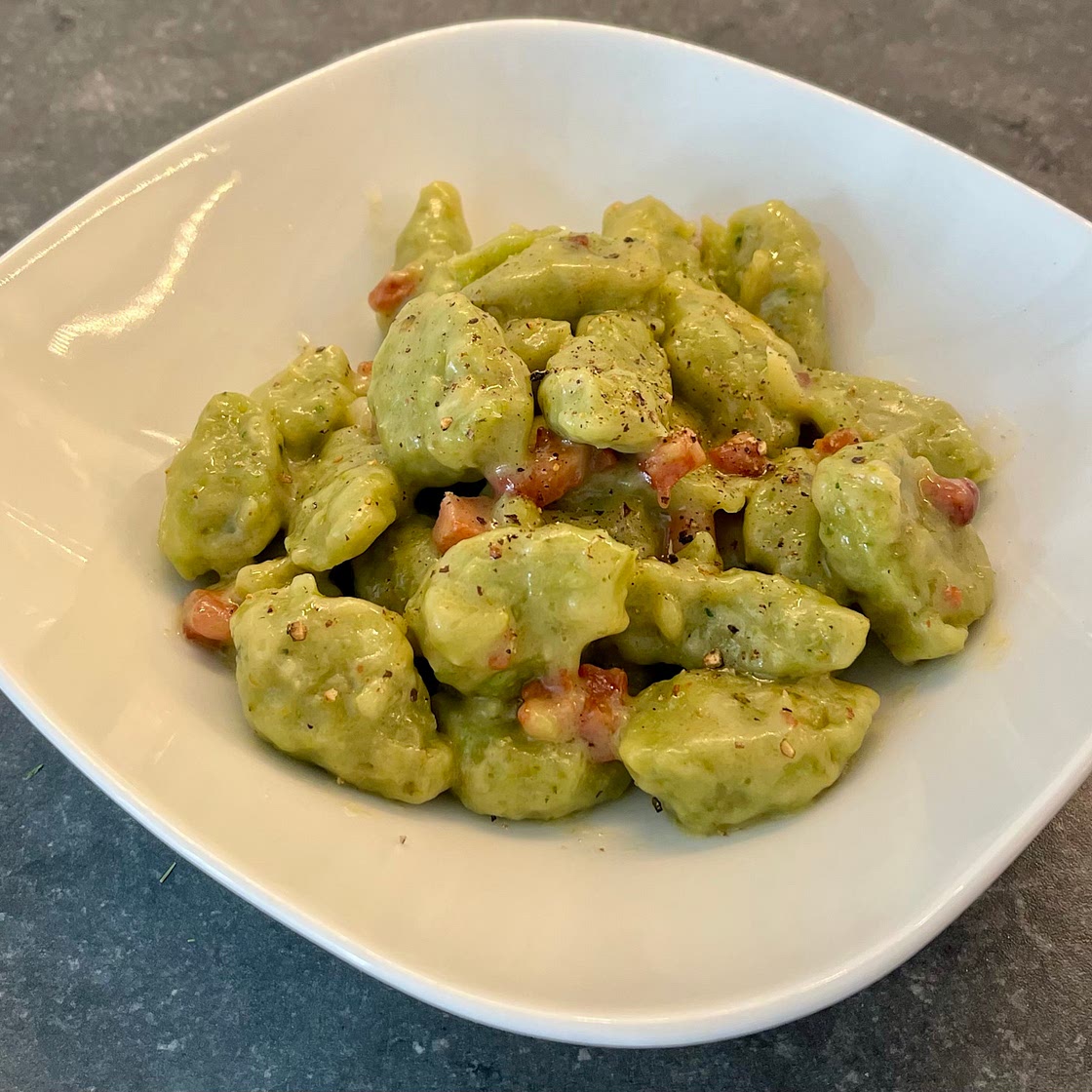 Gnocchi di broccoli all burro e pancetta