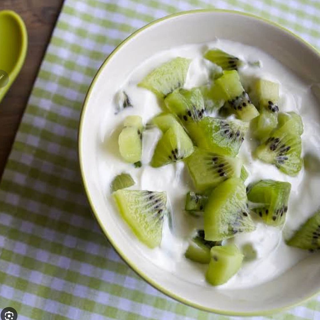 Kiwi fruit and yoghurt