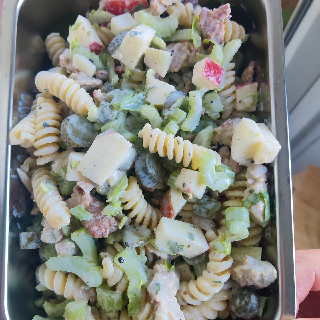 Pasta salade met gerookte kip en appel