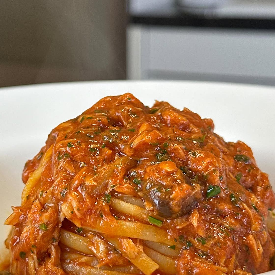 PASTA COL TONNO 2.0🤤😏 🔥 Ingredienti per 2 persone: Pasta a volontà (fate voi) 1 spicchio d’aglio 3 capperi dissalati 4/5 acciughe sott’olio Un mazzetto di prezzemolo 500g passata di pomodoro 120g tonno sott’olio 2/3 foglie di basilico 4/5 olive taggiasc
