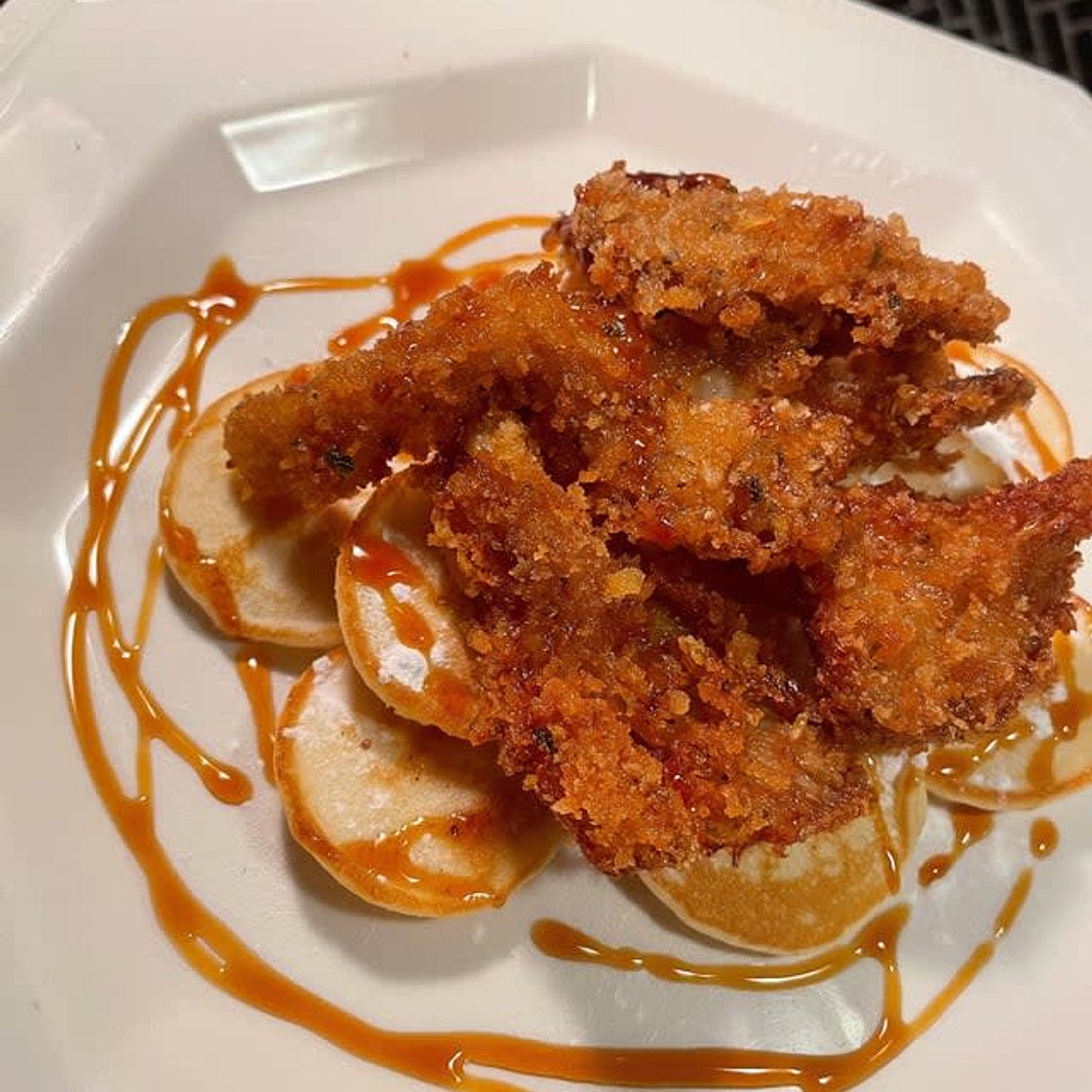 Vegan Chicken and Dutch Mini Pancakes
(chick’n n’ poffertjes) / Vegan Chicken and Waffles