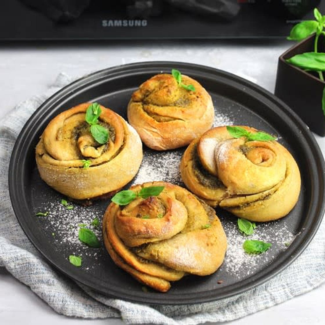 Rosette di pane al pesto