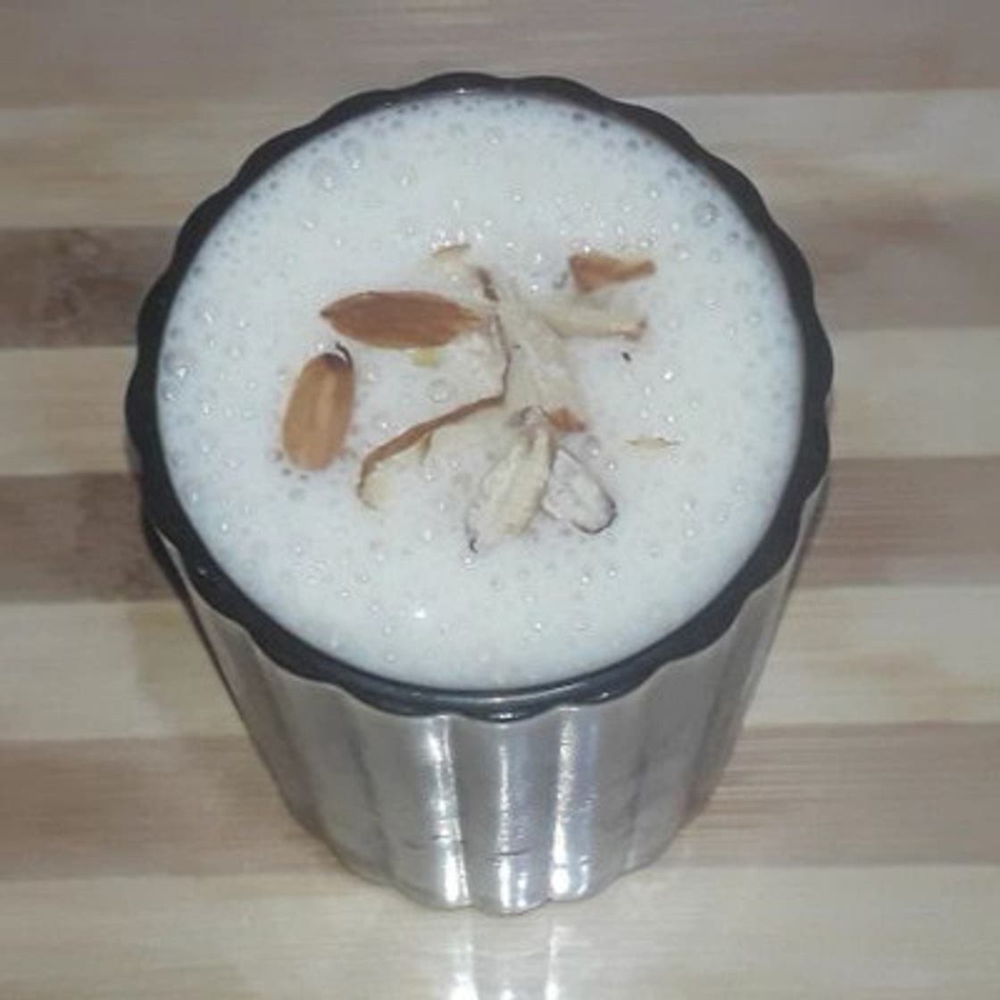 केले से बनाये लस्सी (Banana Lassi Recipe in Hindi)