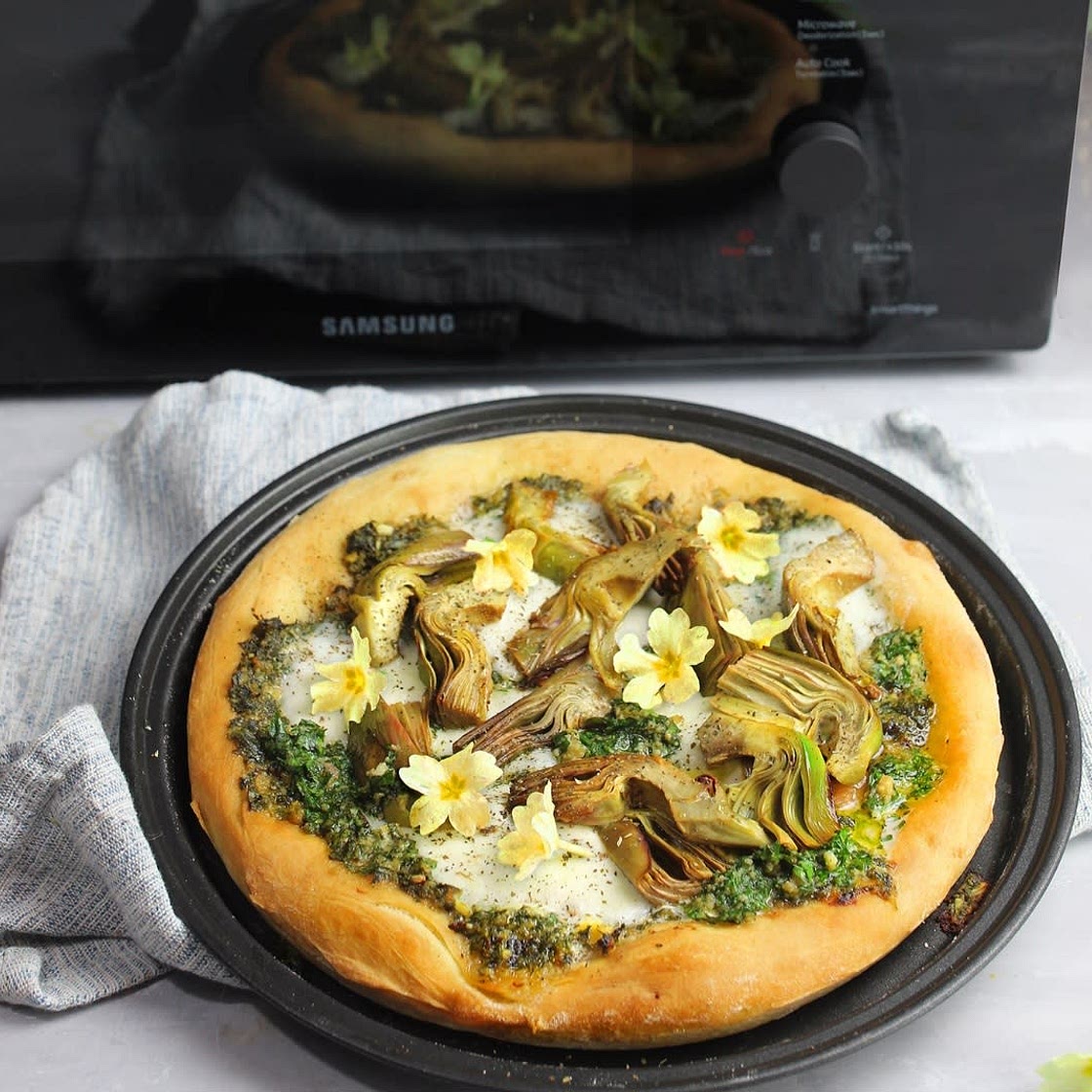 Flatbread farcito con pesto, mozzarella e carciofi