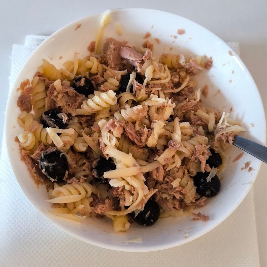 Pasta with tuna, olives, and cheese