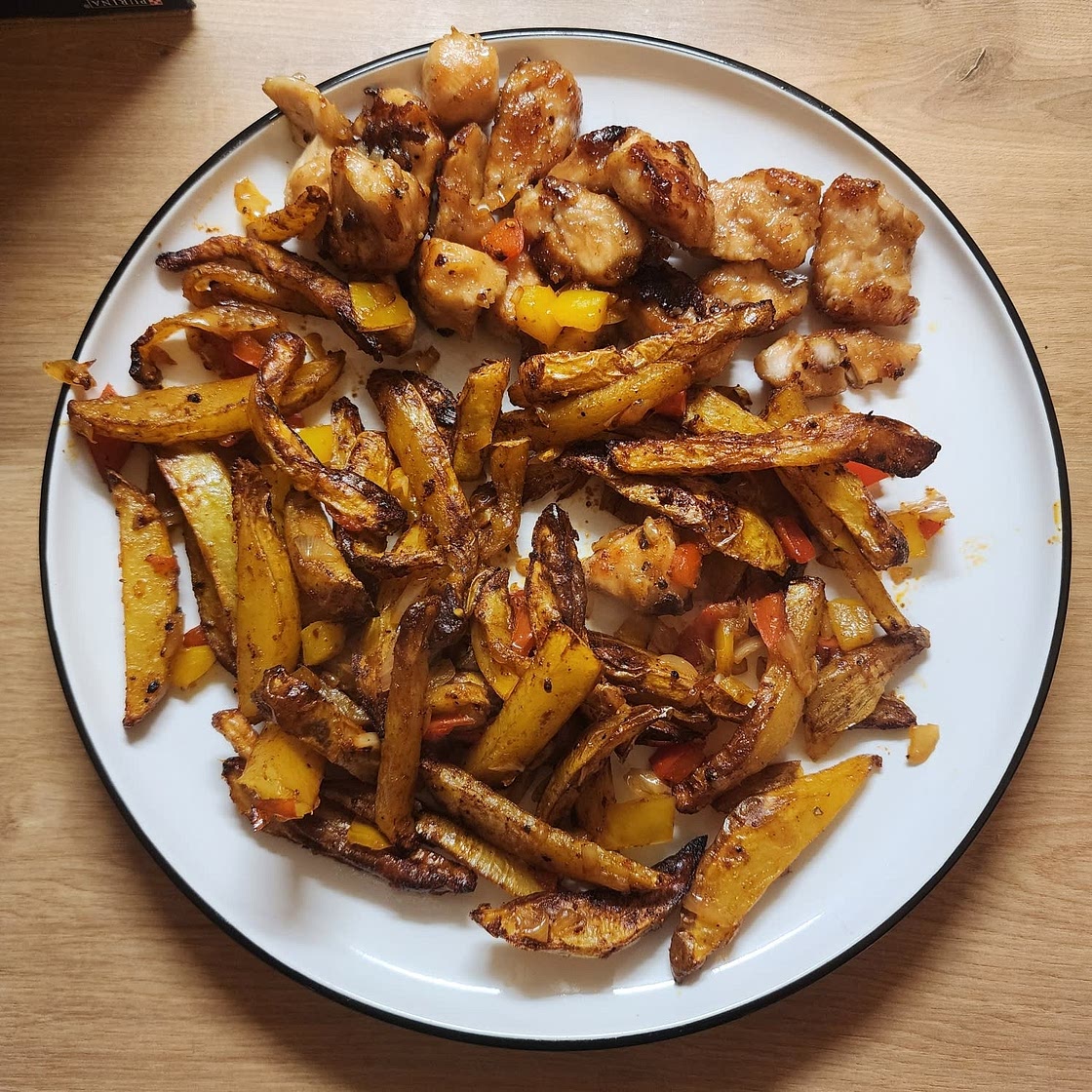 High Protein Crispy Salt n Pepper Chicken & Chips Meal Prep! Only 436 Calories per serve🤌🏽🔥 Combining 2 very popular takeout meals! This tastes absolutely delicious, is low in calories, filling and easy to make for the week ahead! Macros per serving