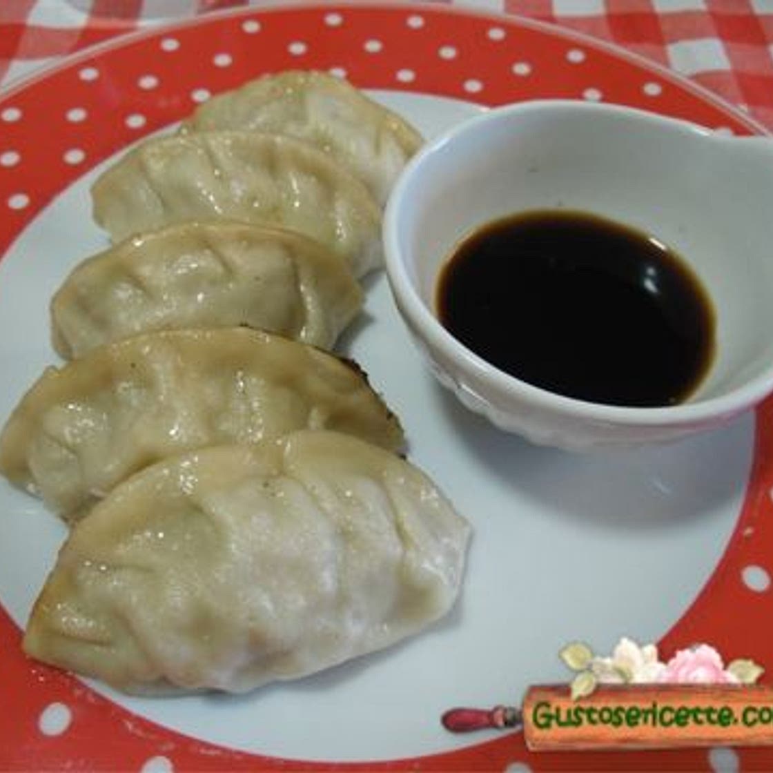 Gyoza - ravioli giapponesi di carne - Gustose ricette di cucina