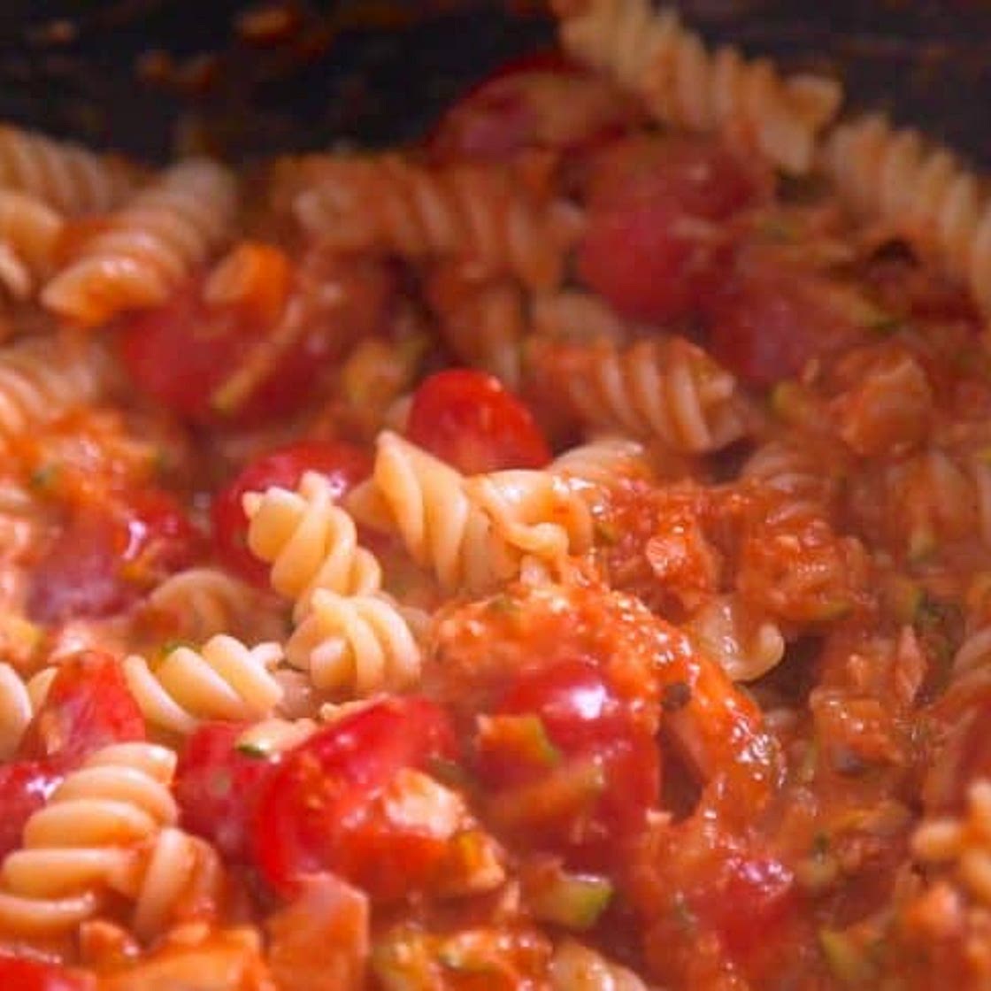 Pasta with tuna and chopped tomato
