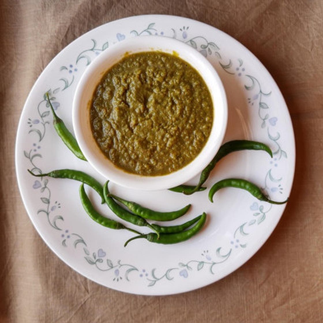 हरी मिर्च की तीखी चटनी (hari mirch ki tikhi chutney recipe in Hindi)