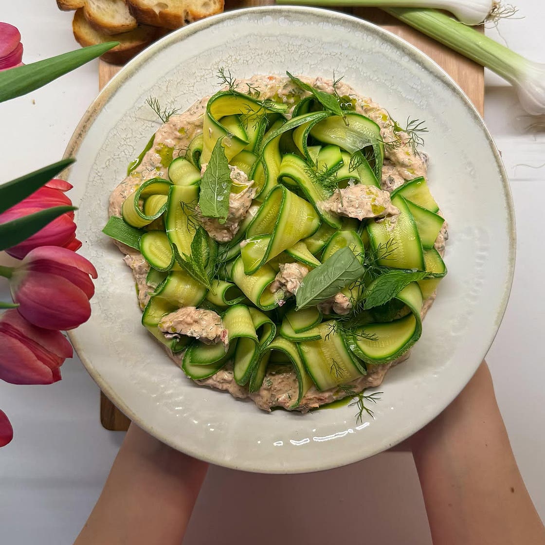 insalata di zucchine, robiola ed erbe 🌱 Una ricetta semplice semplice, da mettere a centro tavola e tutta da scarpettare per celebrare l’inizio delle cene estive ✨ Qui gli ingredienti, come sempre il procedimento e ricetta
