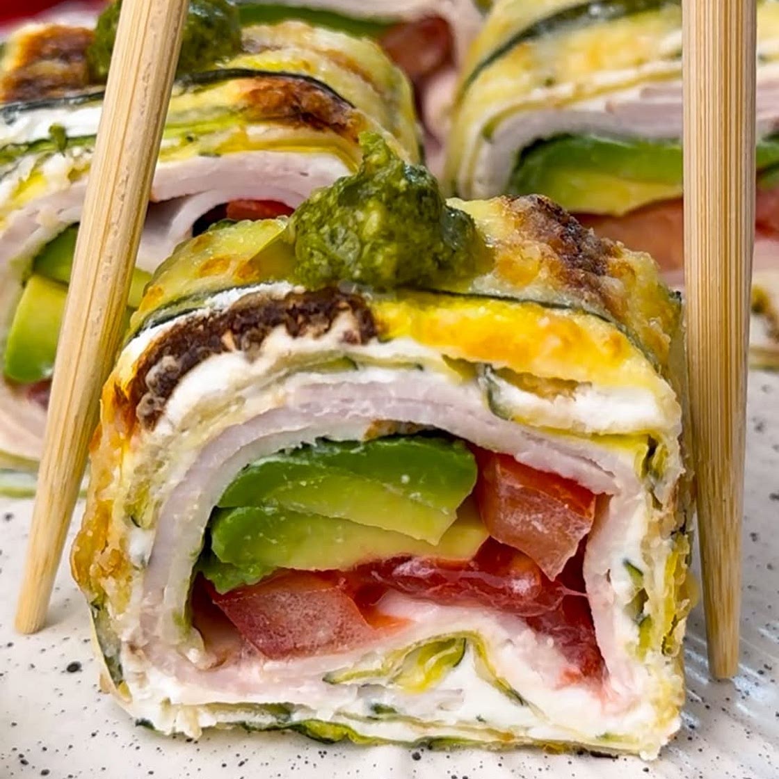🍣 ROTOLO DI ZUCCHINE LOW CARB 😋 6 ingredienti! Se anche tu ami il sushi, questa variante con le zucchine e la fesa di tacchino non puoi assolutamente perdertela! FACILISSIMA, light, e super sfiziosa! Puoi farcirlo come ho fatto io, o prepararne di mille
