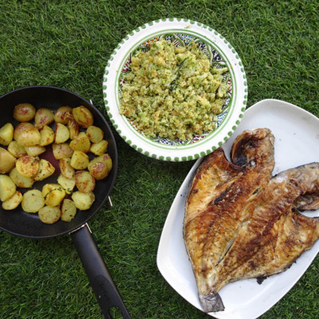 Dourada grelhada com migas de brócolos e batatas salteadas